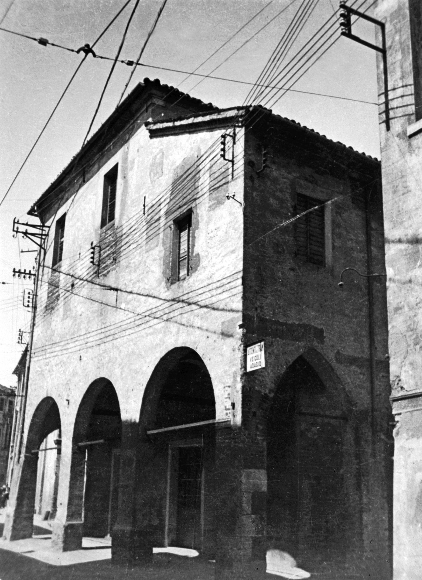 Casa sita in via Carlo Alberto in parte demolita da bombardamento (negativo) di Gabinetto fotografico (XX)