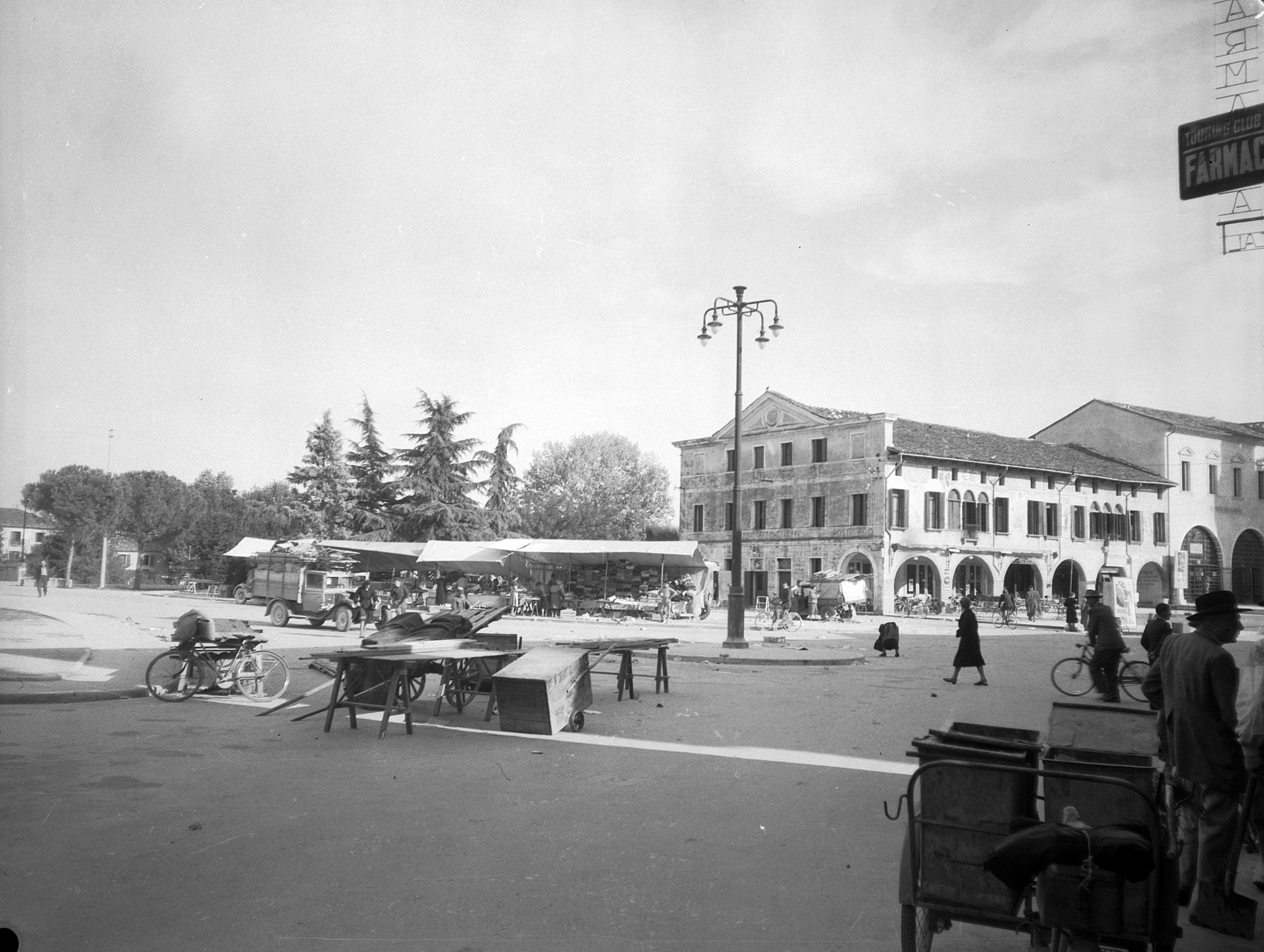 Veduta della Piazza Vittorio Emanuele (negativo) di Gabinetto fotografico (XX)