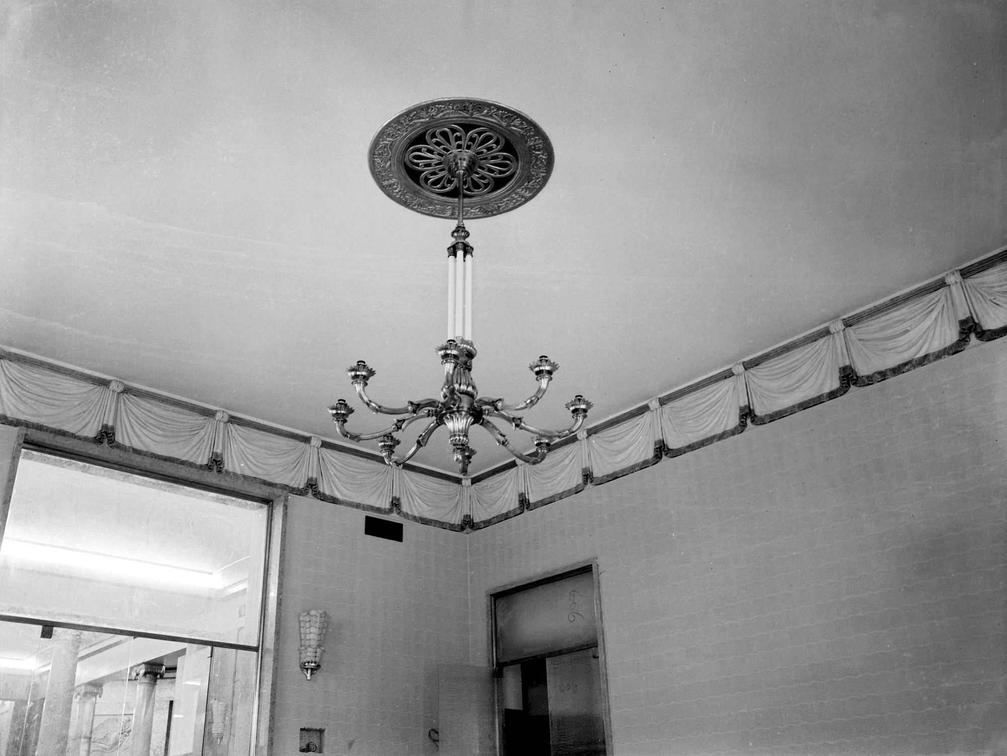 Caffè Pedrocchi. Un lampadario (negativo) di Gabinetto fotografico (XX)