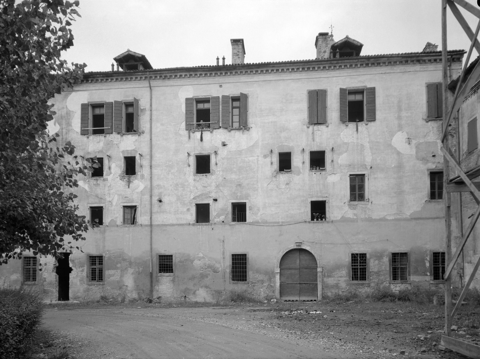 Chiesa Santa Giustina. Torre del cortile ovest (negativo) di Gabinetto fotografico (XX)