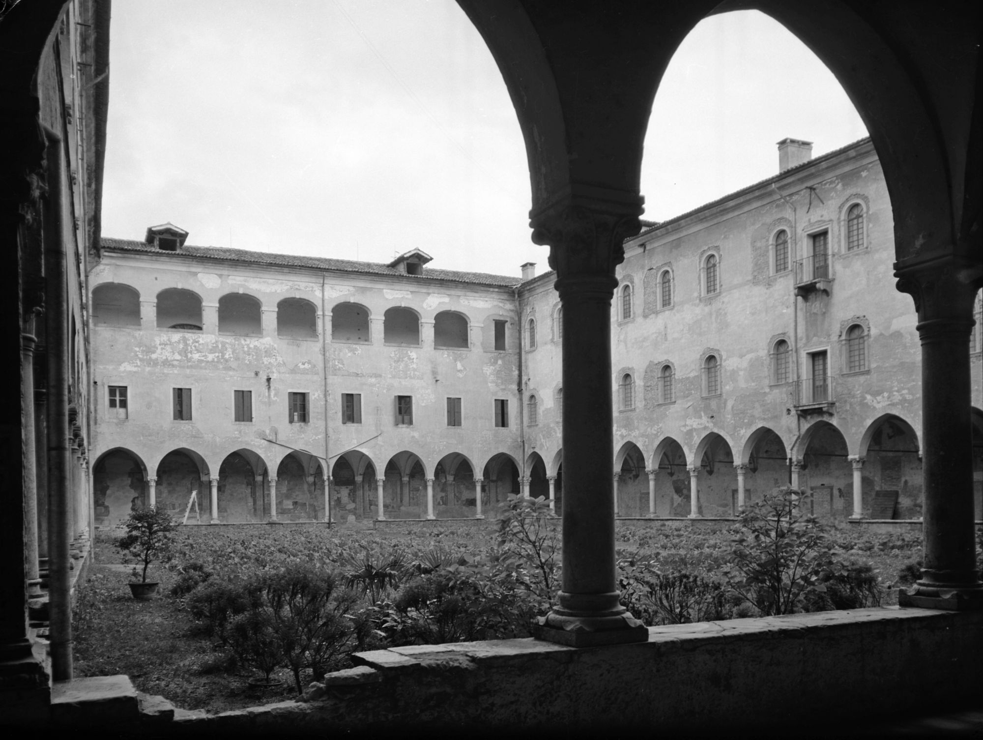 Chiostro del Parentino (negativo) di Gabinetto fotografico (XX)