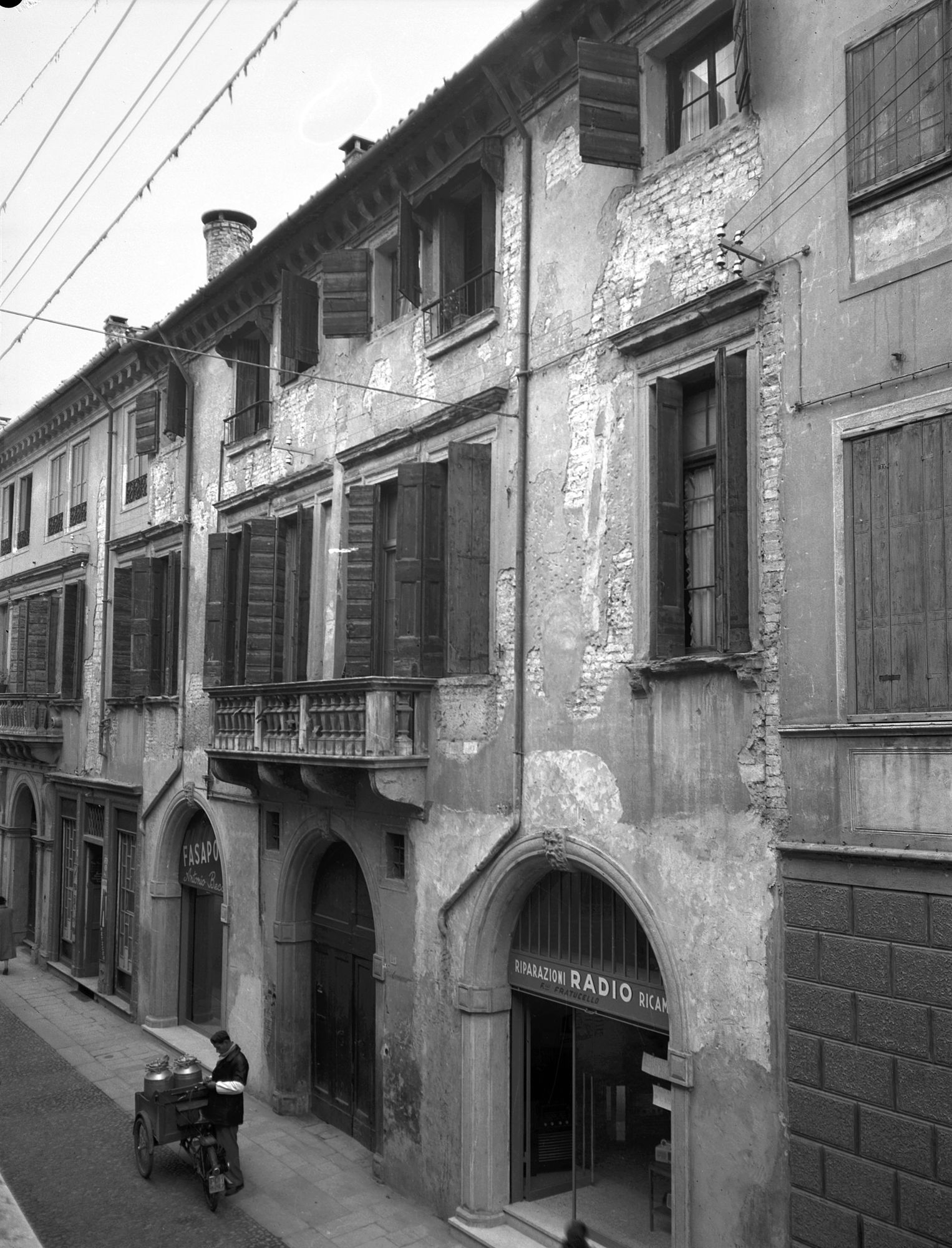 Casa in via Barbarigo. Facciata (negativo) di Gabinetto fotografico (XX)