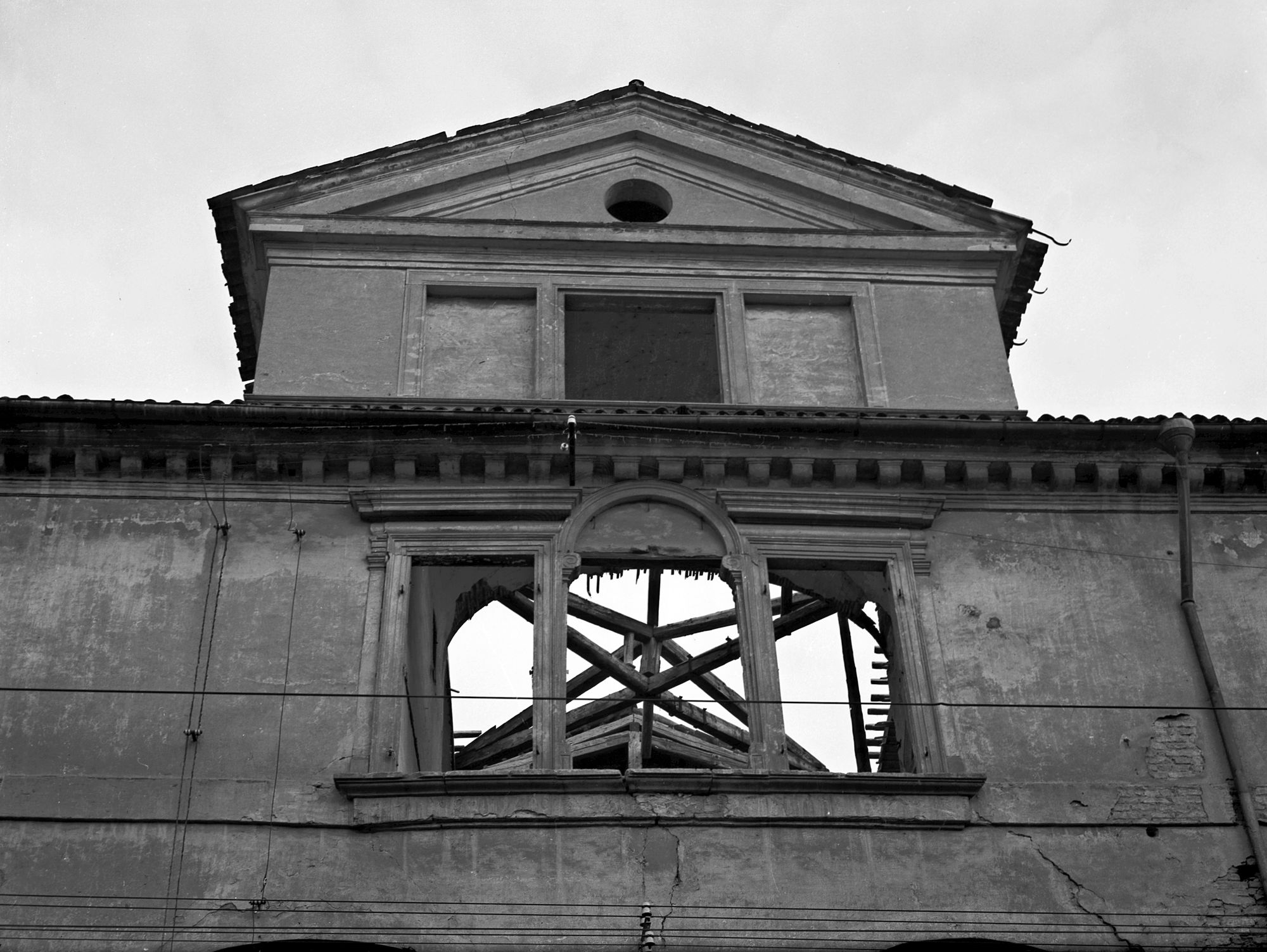 Convento San Marco. Timpano della facciata (negativo) di Gabinetto fotografico (XX)