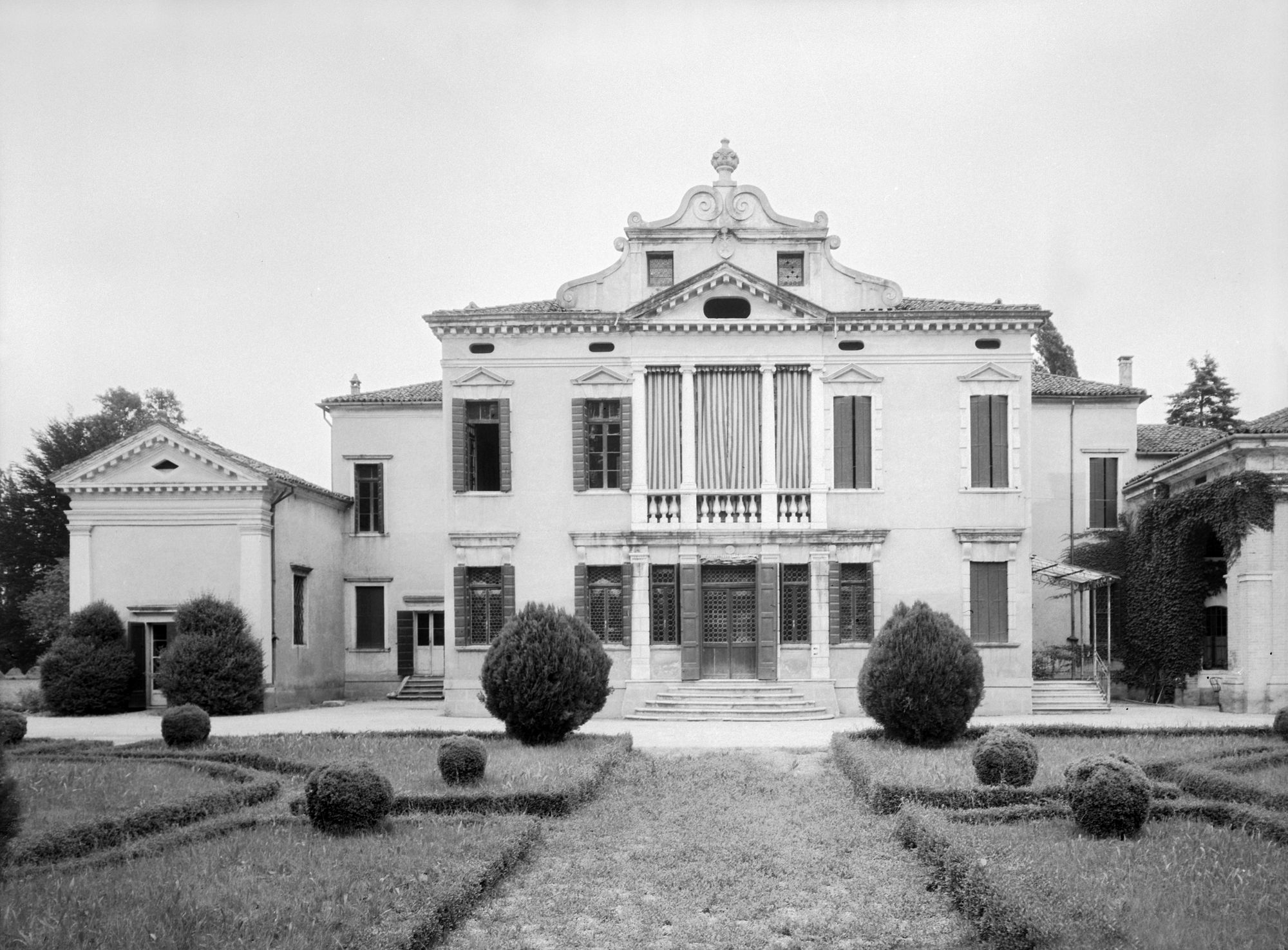 Villa Giustiniani-Recanati. Facciata (negativo) di Gabinetto fotografico (XX)