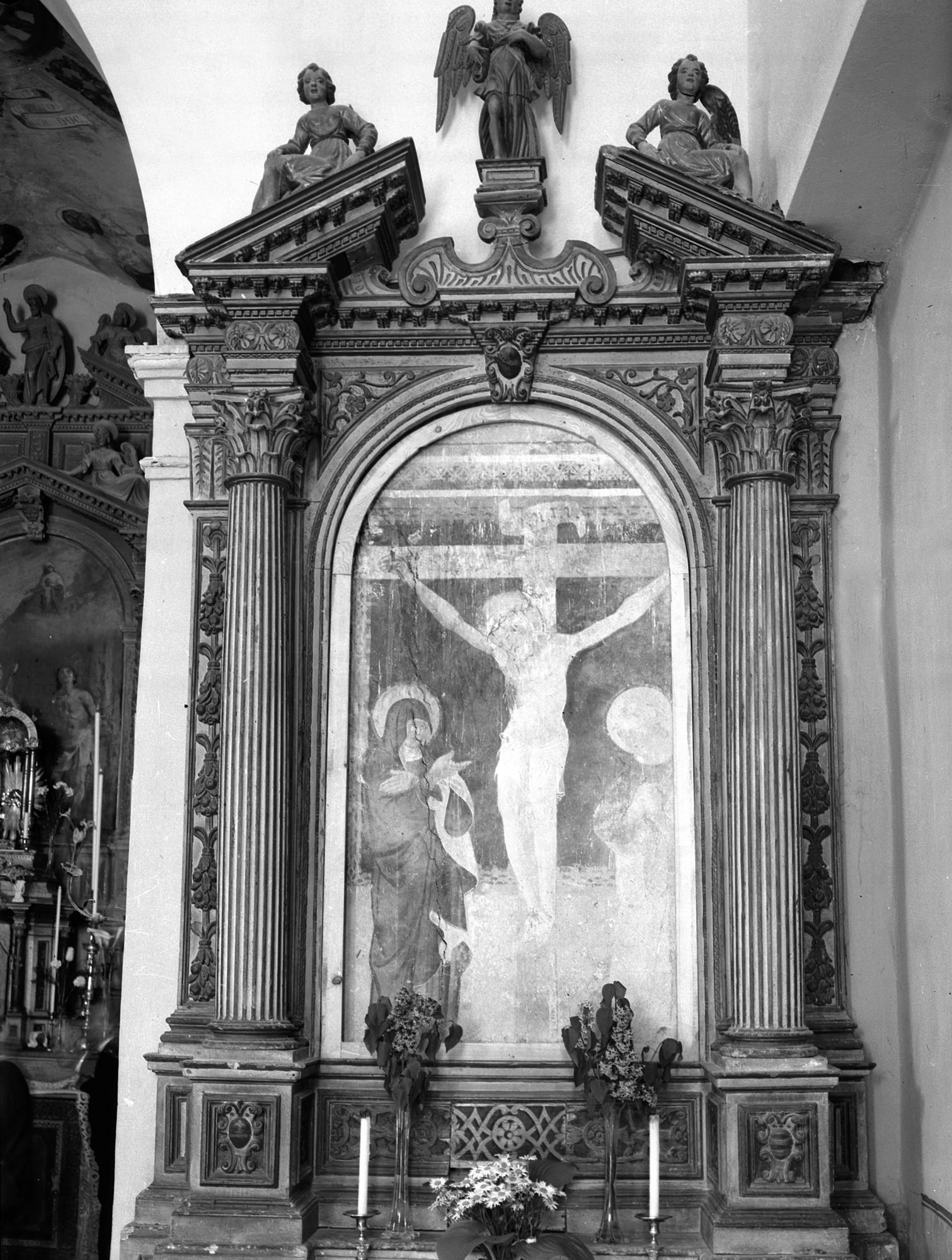 Chiesetta. Altare con affreschi danneggiato (negativo) di Gabinetto fotografico (XX)