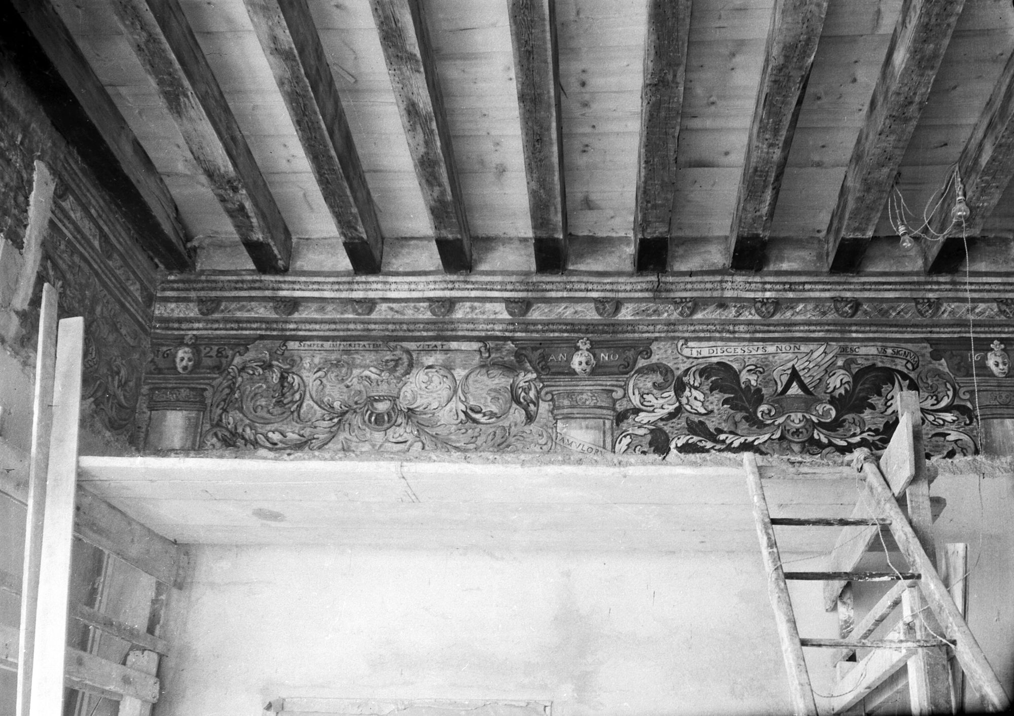 Palazzo Municipale. fregio di una stanza durante i lavori (negativo) di Gabinetto fotografico (XX)