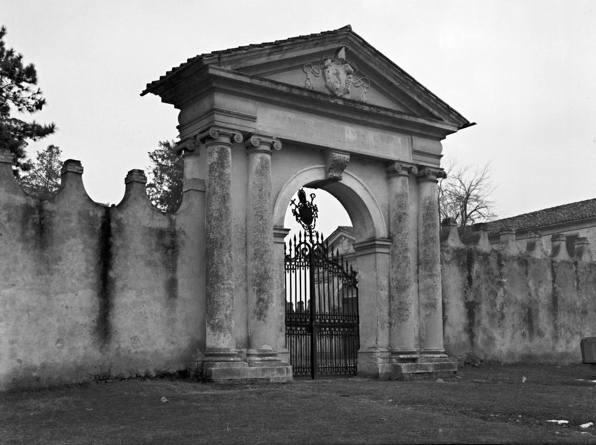 Villa del Vescovo. Portale di accesso (negativo) di Gabinetto fotografico (XX)