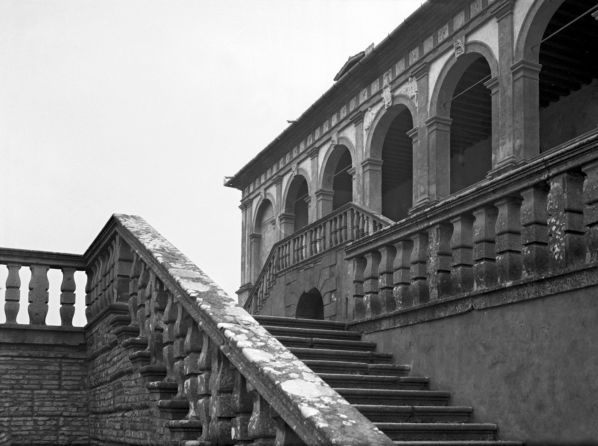 Villa del Vescovo. Lo scalone esterno (negativo) di Gabinetto fotografico (XX)