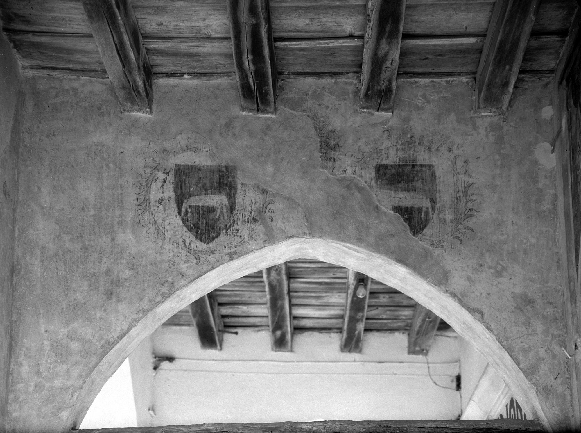 Porticato di via Marco Parino 9. Due stemmi affrescati (negativo) di Gabinetto fotografico (XX)