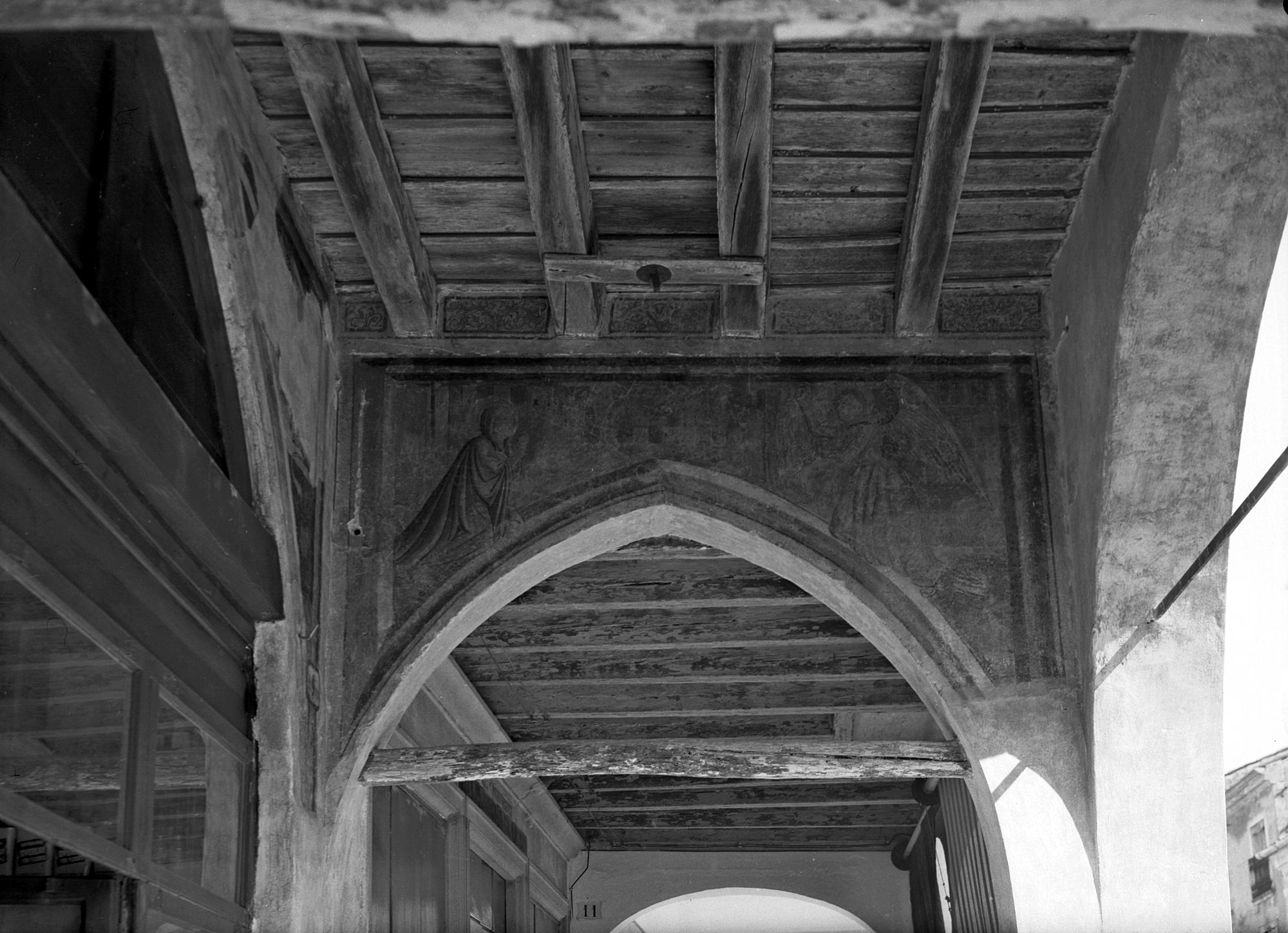 Porticato di via Marco Parino 9. L 'Annunciazione, affresco (negativo) di Gabinetto fotografico (XX)