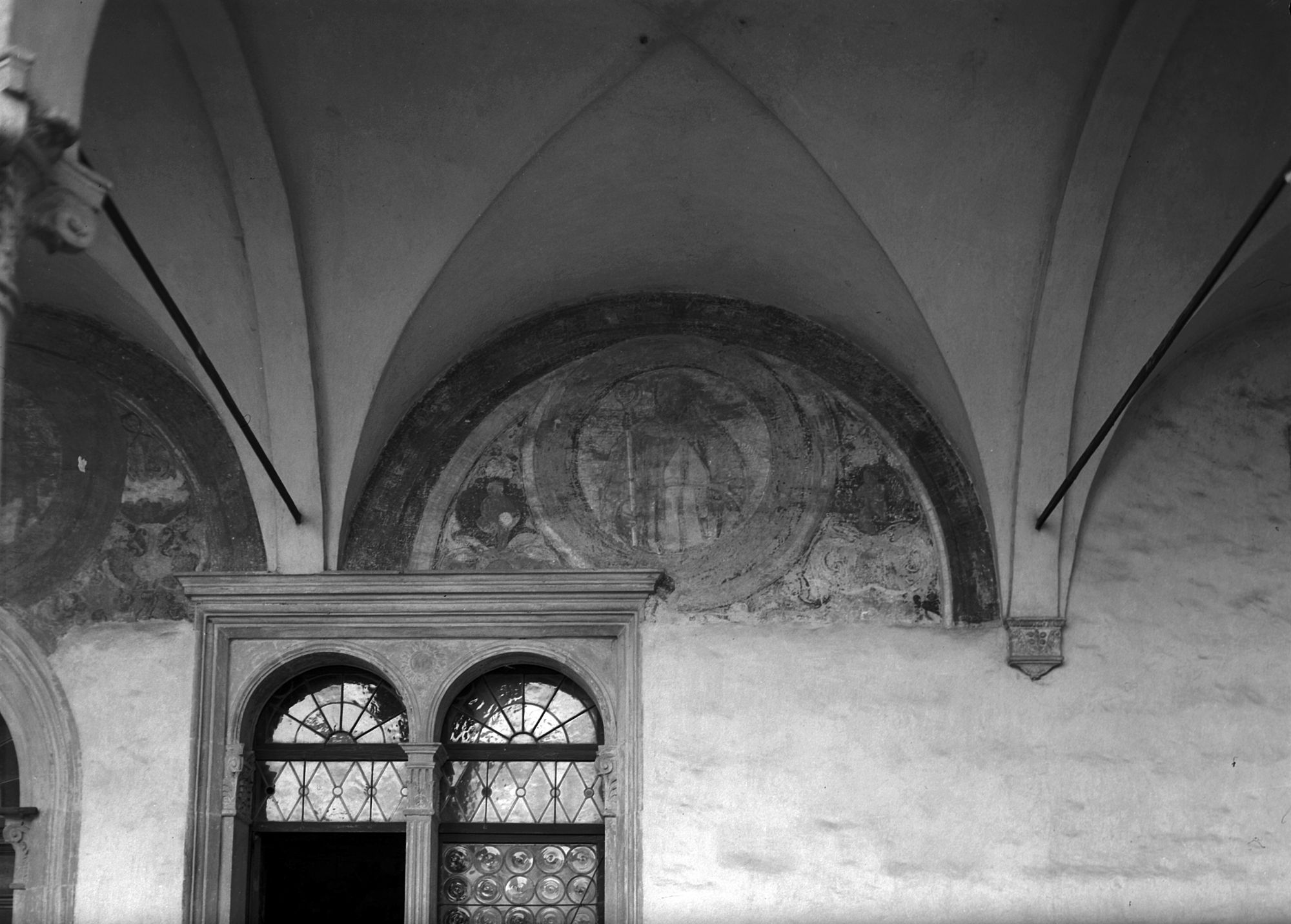 Monastero. Lunetta con Vescovo. Affresco nel porticato del chiostro pensile (negativo) di Gabinetto fotografico (XX)