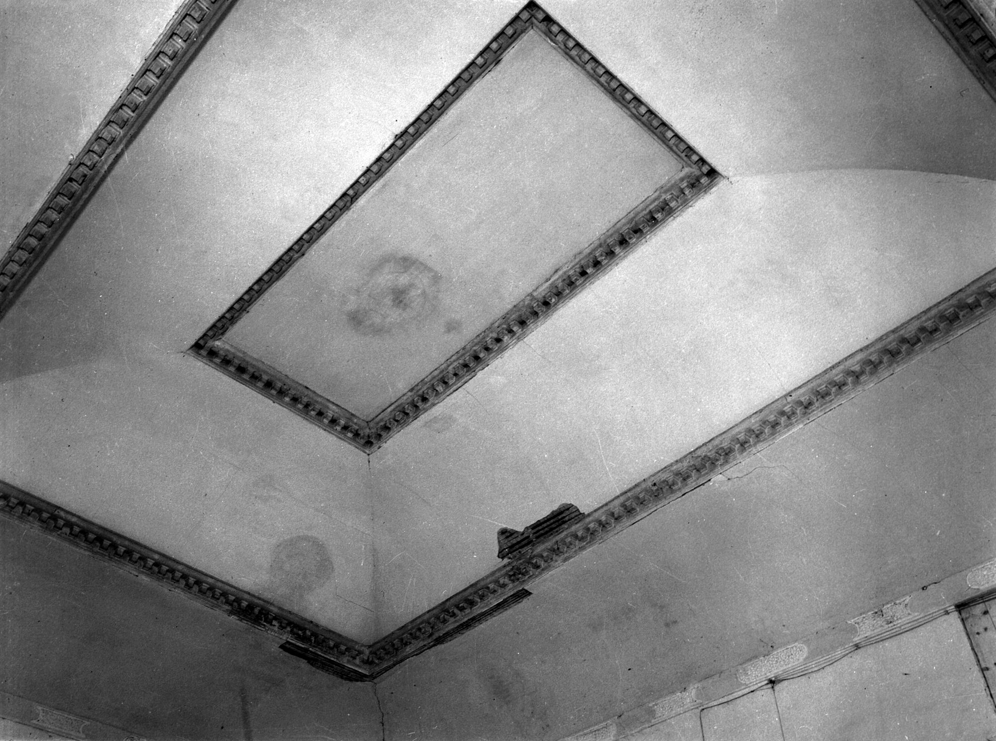 Villa degli Armeni. Soffitto di una sala danneggiata (negativo) di Gabinetto fotografico (XX)