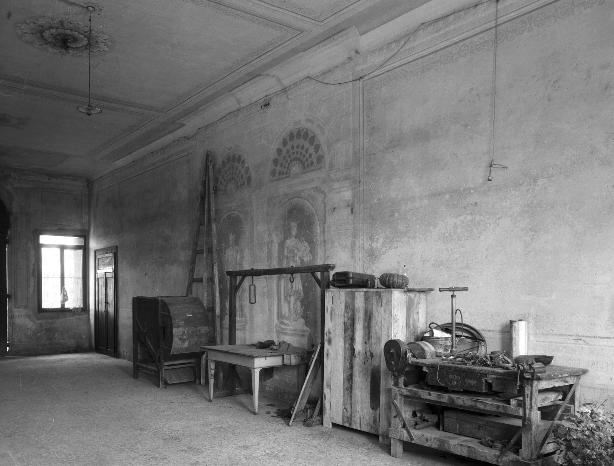 Villa Manolesso- Ferro. Ingresso. Veduta di una parete con affreschi (negativo) di Gabinetto fotografico (XX)