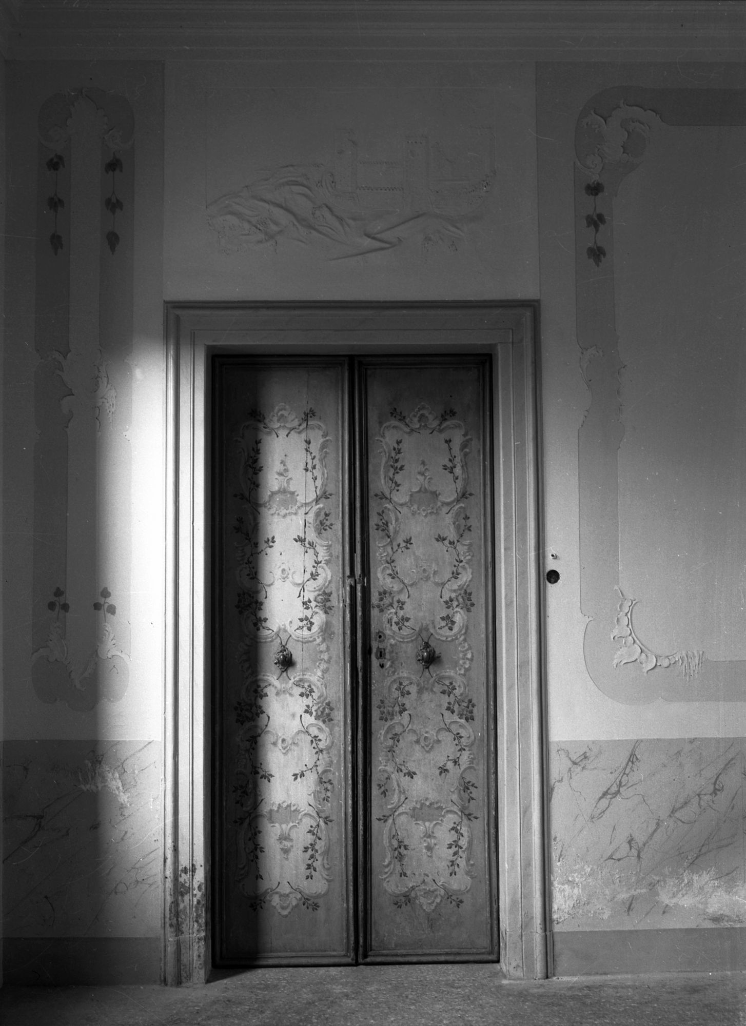 Villa barbaro Bourbon. Una porta della sala d' ingresso (negativo) di Gabinetto fotografico (XX)