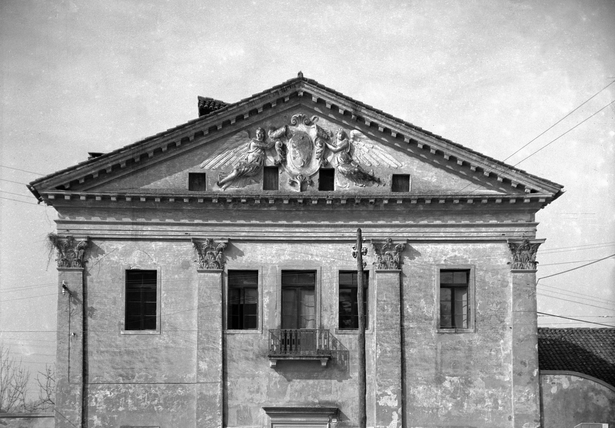 Villa Pisani. Parte superiore della facciata (negativo) di Gabinetto fotografico (XX)