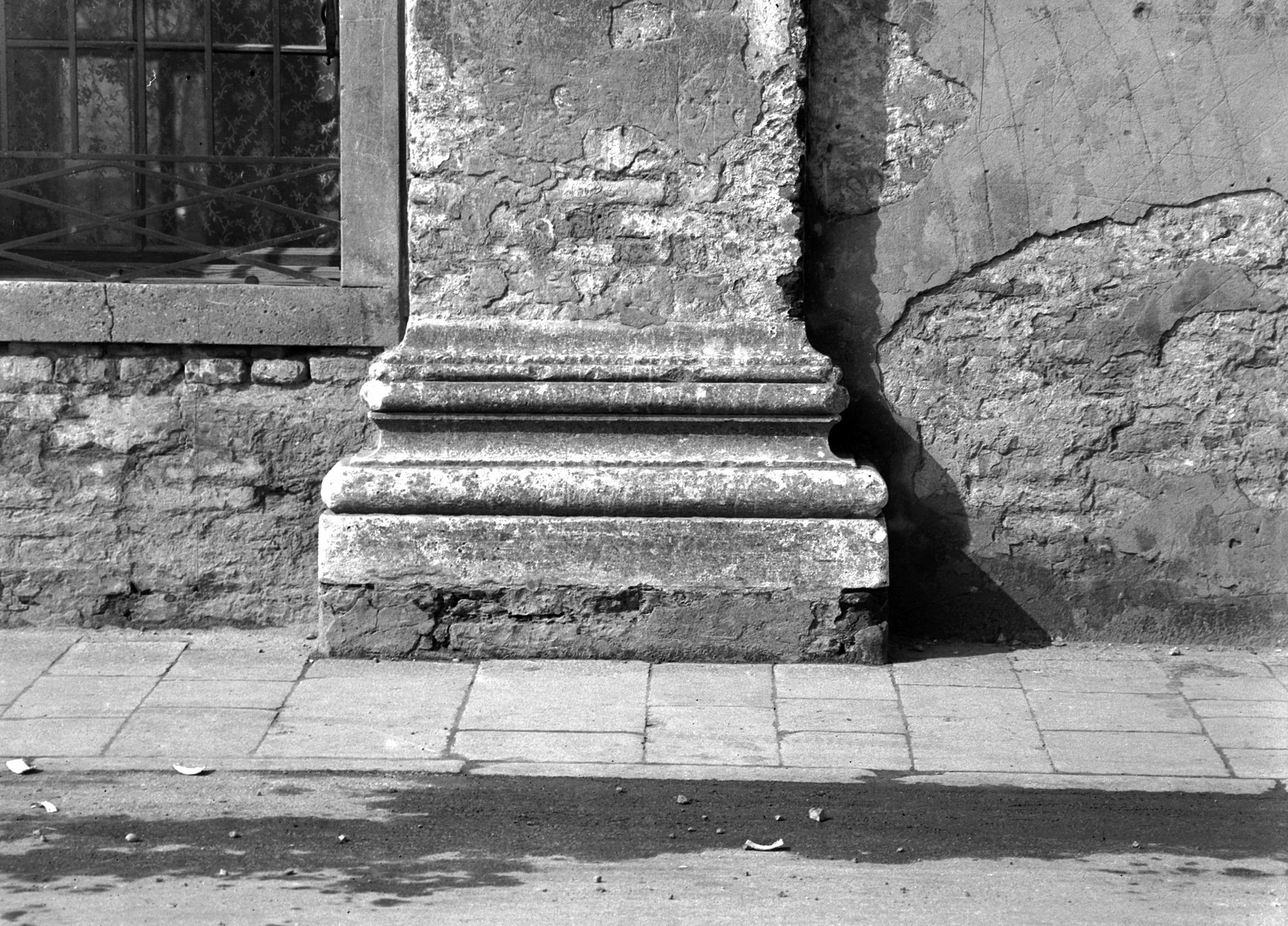 Villa Pisani. Base di lesena della facciata. (negativo) di Gabinetto fotografico (XX)