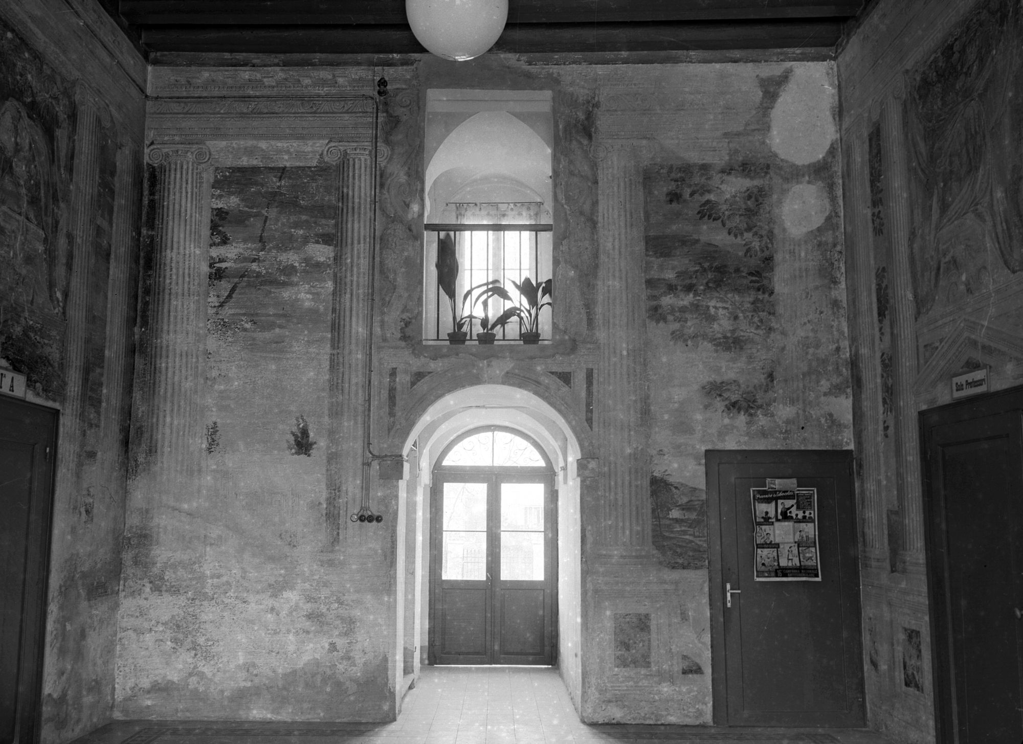 Villa Pisani. Sala d' ingresso, una parete affrescata (negativo) di Gabinetto fotografico (XX)
