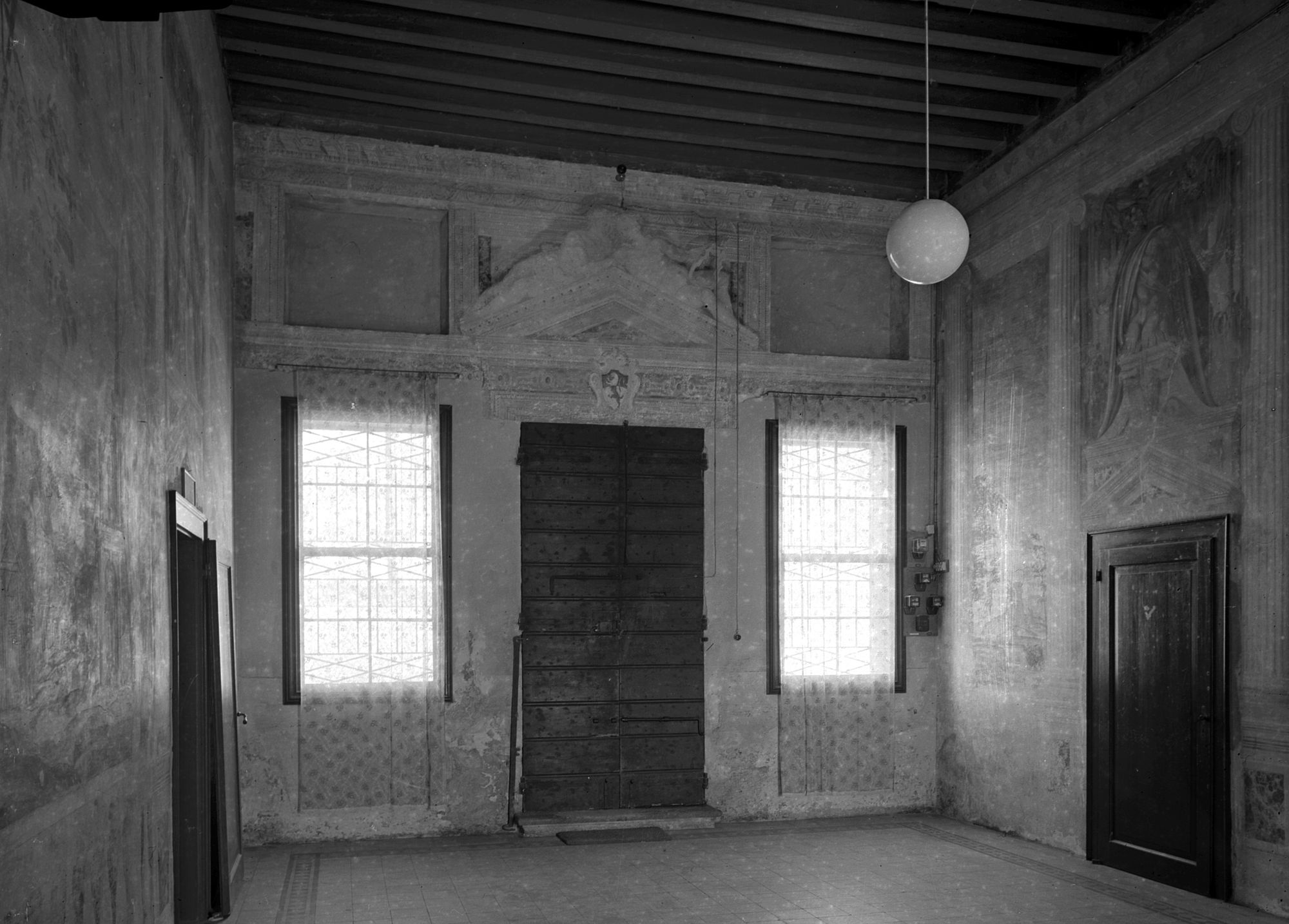 Villa Pisani. Sala d' ingresso, una parete con sopraporta affrescata (negativo) di Gabinetto fotografico (XX)