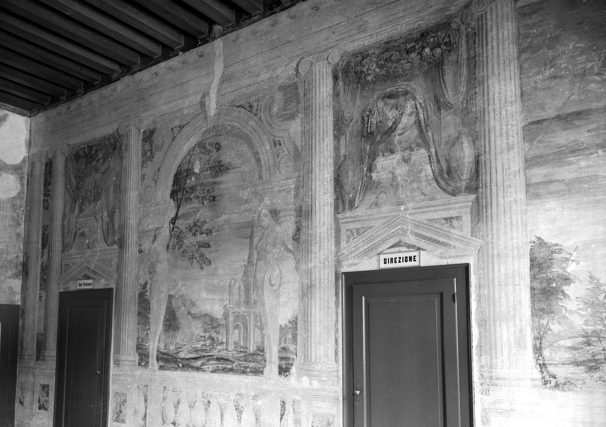 Villa Pisani. Sala d' ingresso, scorcio della parete destra, affrescata (negativo) di Gabinetto fotografico (XX)