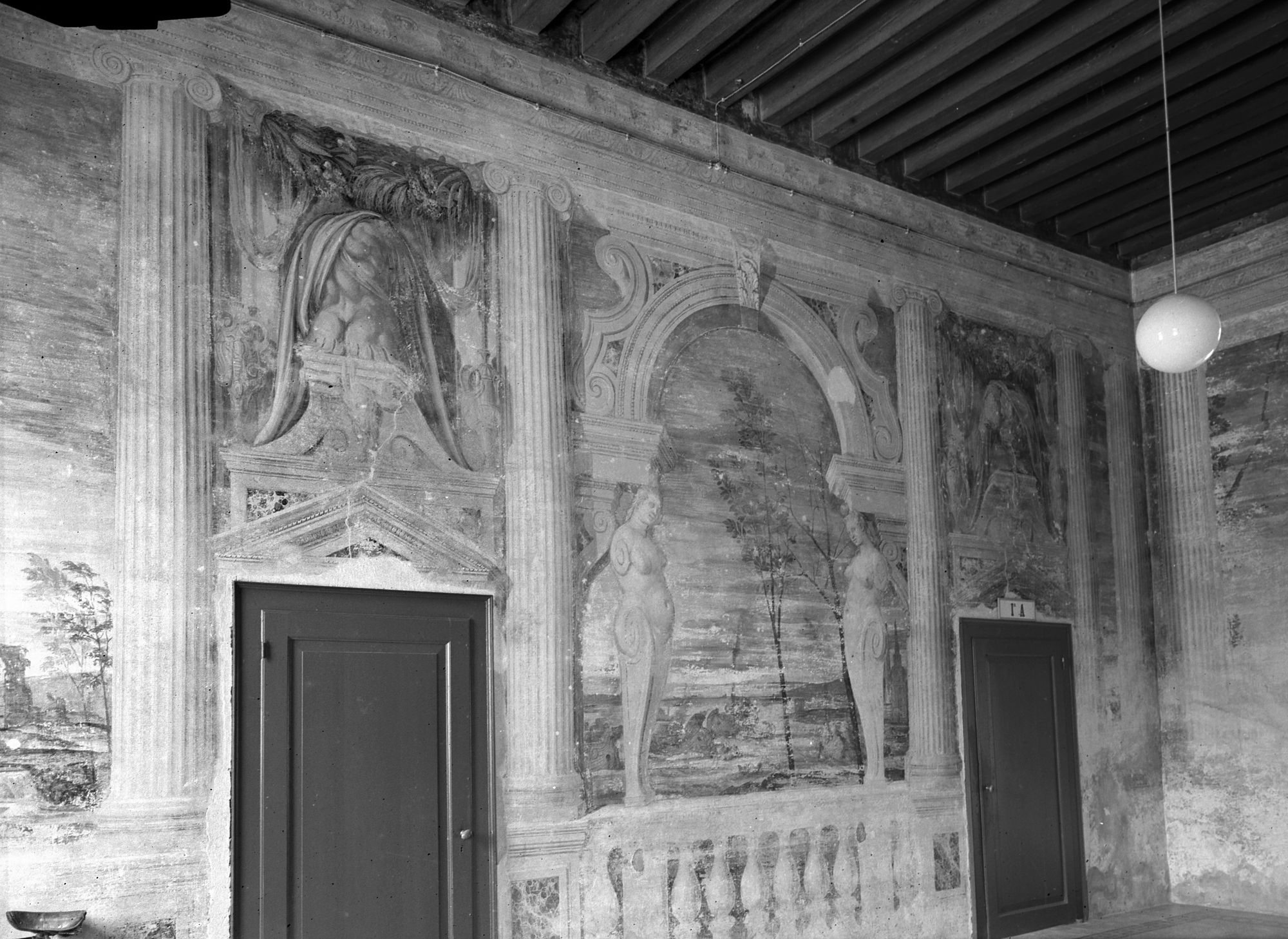 Villa Pisani. Sala d' ingresso, Scorcio della parete sinistra, affrescata (negativo) di Gabinetto fotografico (XX)