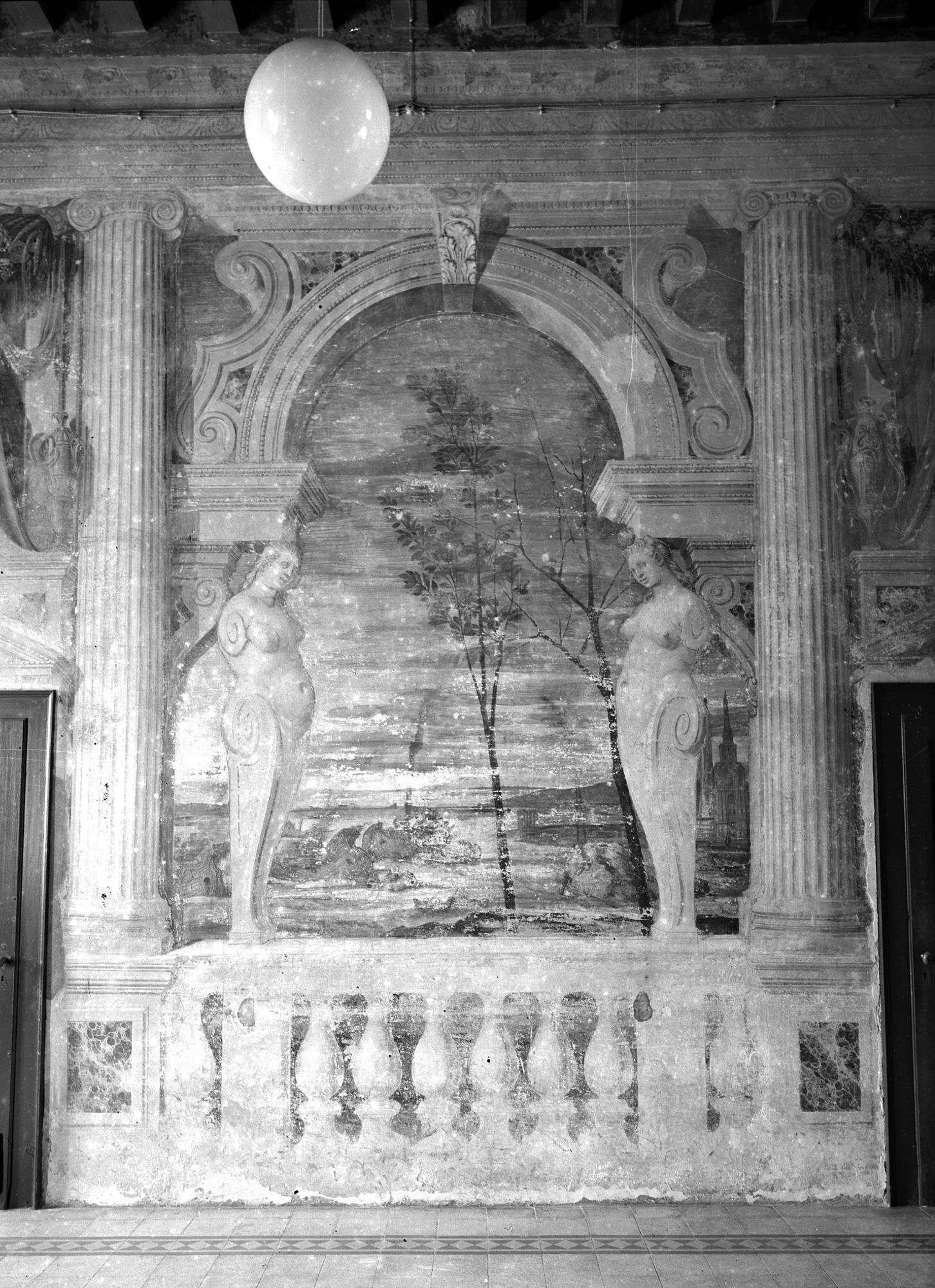 Villa Pisani. Sala d' ingresso, parete sinistra, particolare con cariatidi e paesaggio, affresco (negativo) di Gabinetto fotografico (XX)