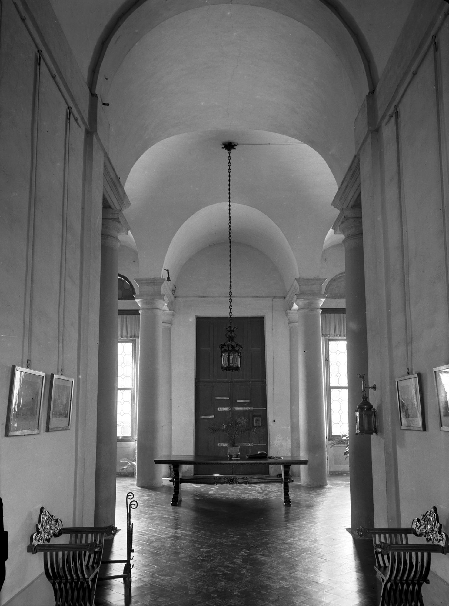 Villa Pisani. Sala d'ingresso. Veduta della sala (negativo) di Gabinetto fotografico (XX)