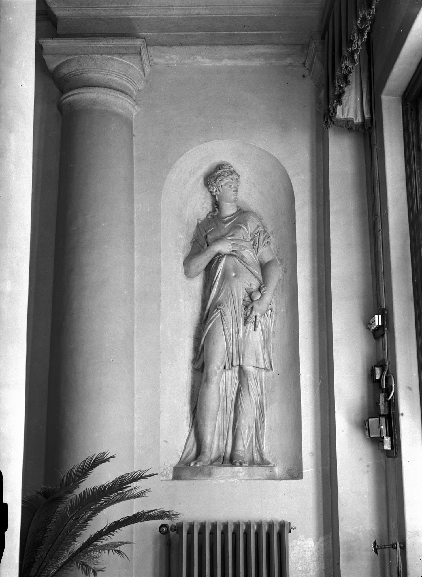 Villa Pisani. Sala d'ingresso. Nicchia con figura allegorica (negativo) di Gabinetto fotografico (XX)