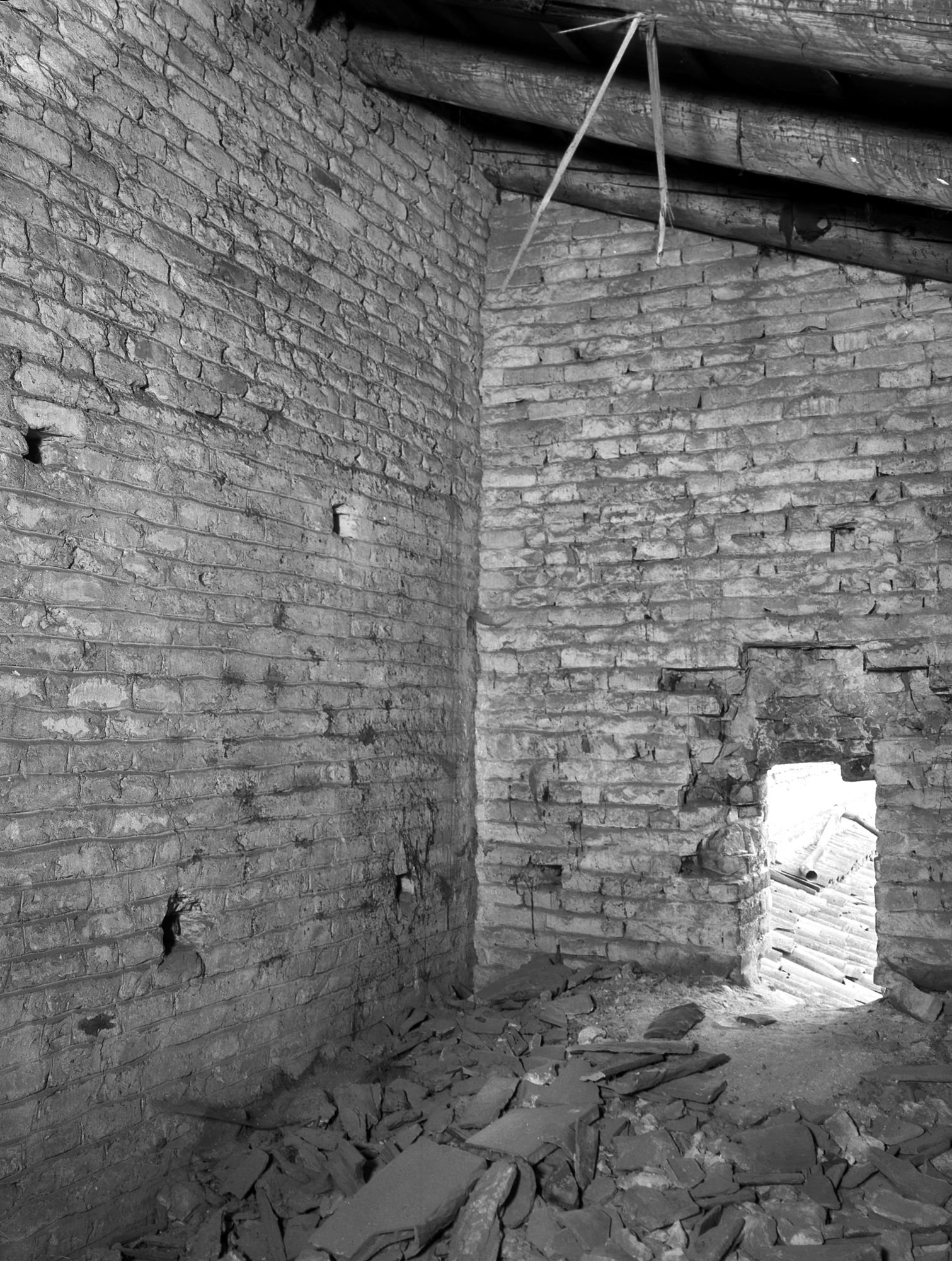 Chiesa Santa Sofia. Particolare esterno. Condizioni statiche della muratura sotto la copertura (negativo) di Gabinetto fotografico (XX)