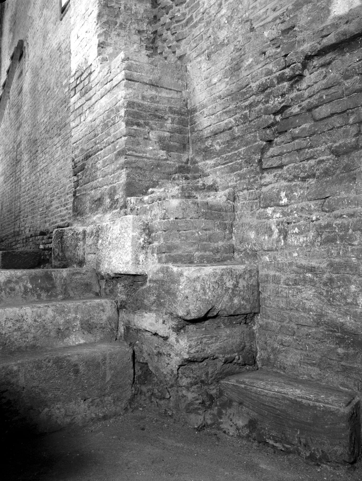 Chiesa Santa Sofia. Particolare delle fondazioni (negativo) di Gabinetto fotografico (XX)