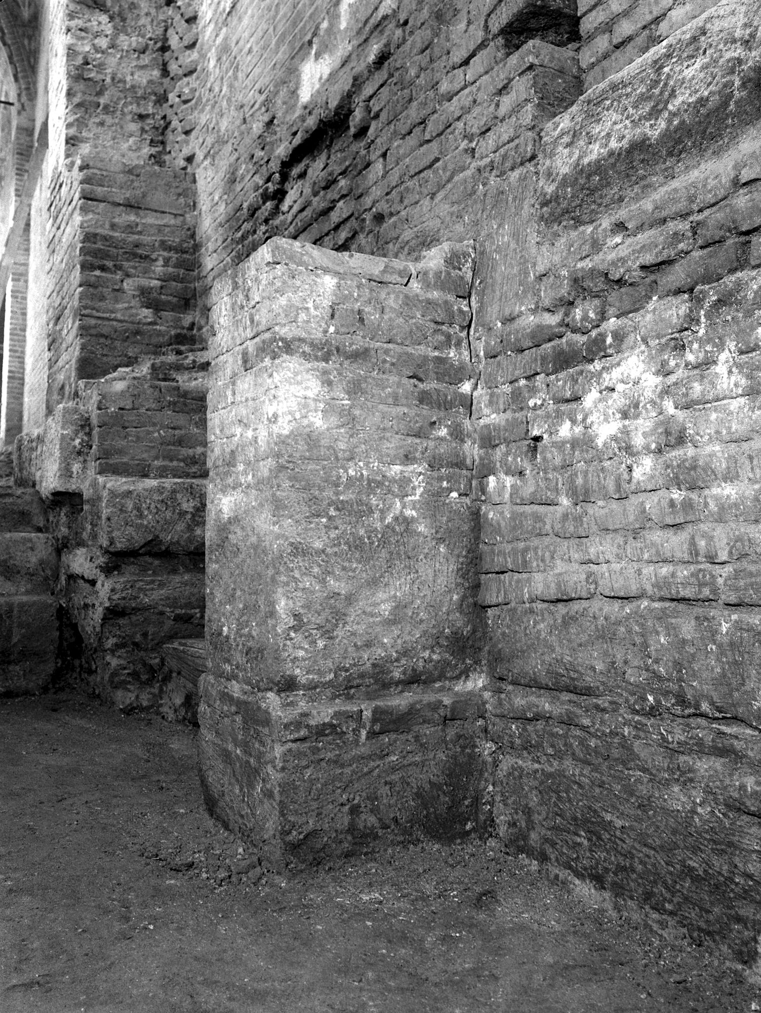 Chiesa Santa Sofia. Particolare delle fondazioni (negativo) di Gabinetto fotografico (XX)