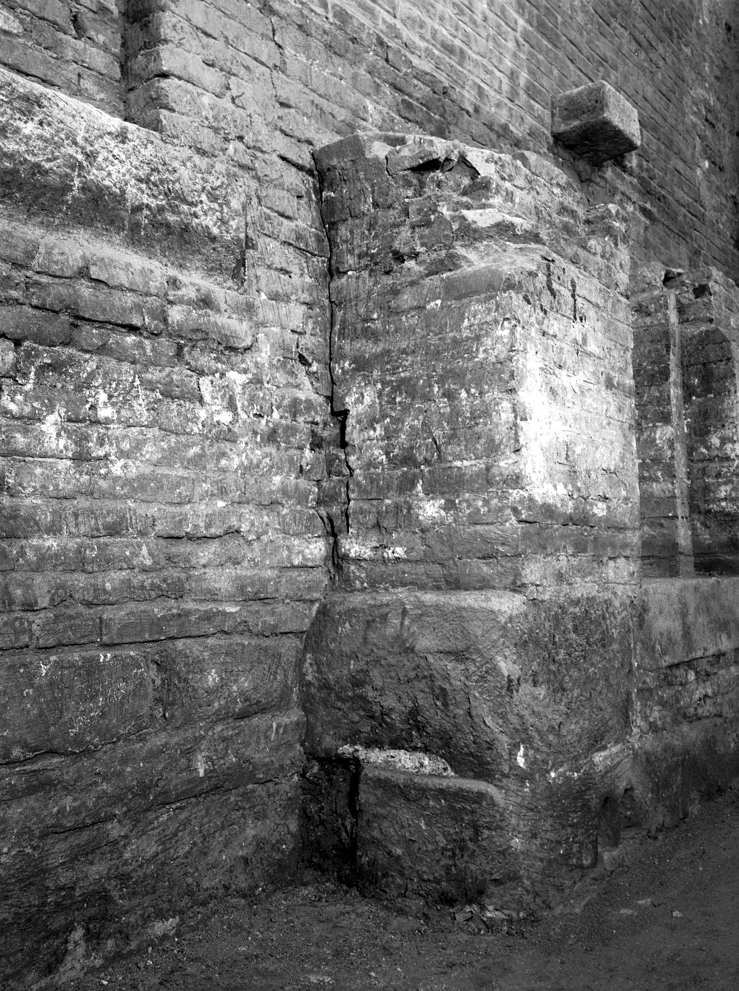 Chiesa Santa Sofia. Particolare delle fondazioni (negativo) di Gabinetto fotografico (XX)