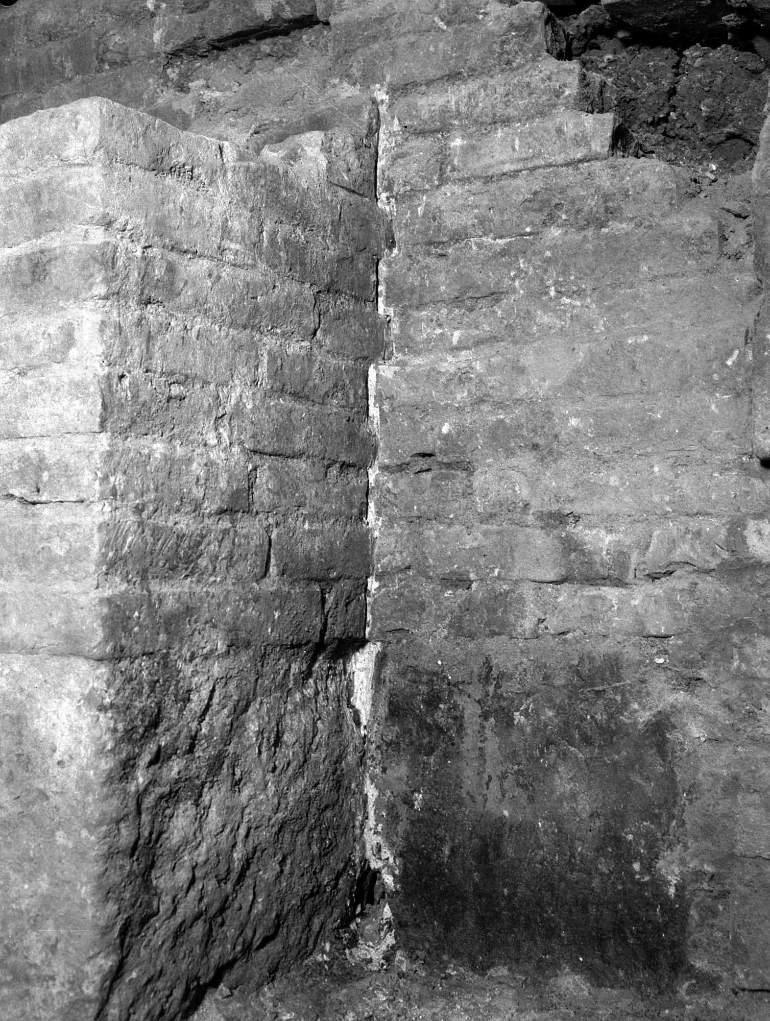 Chiesa Santa Sofia. Particolare delle fondazioni (negativo) di Gabinetto fotografico (XX)