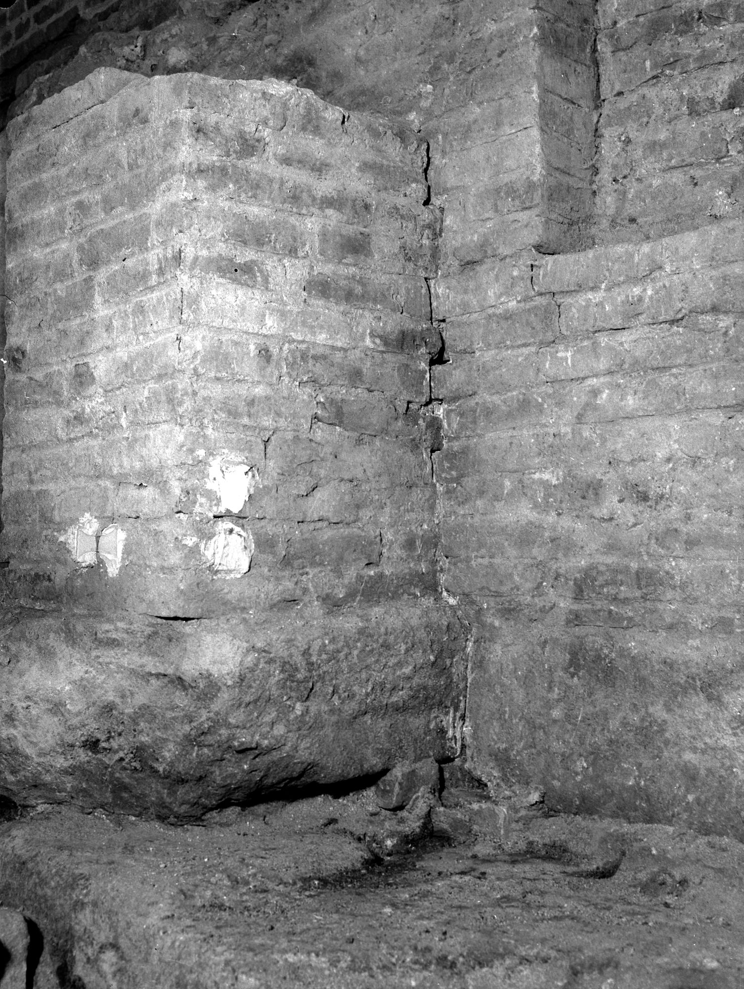 Chiesa Santa Sofia. Particolare delle fondazioni (negativo) di Gabinetto fotografico (XX)