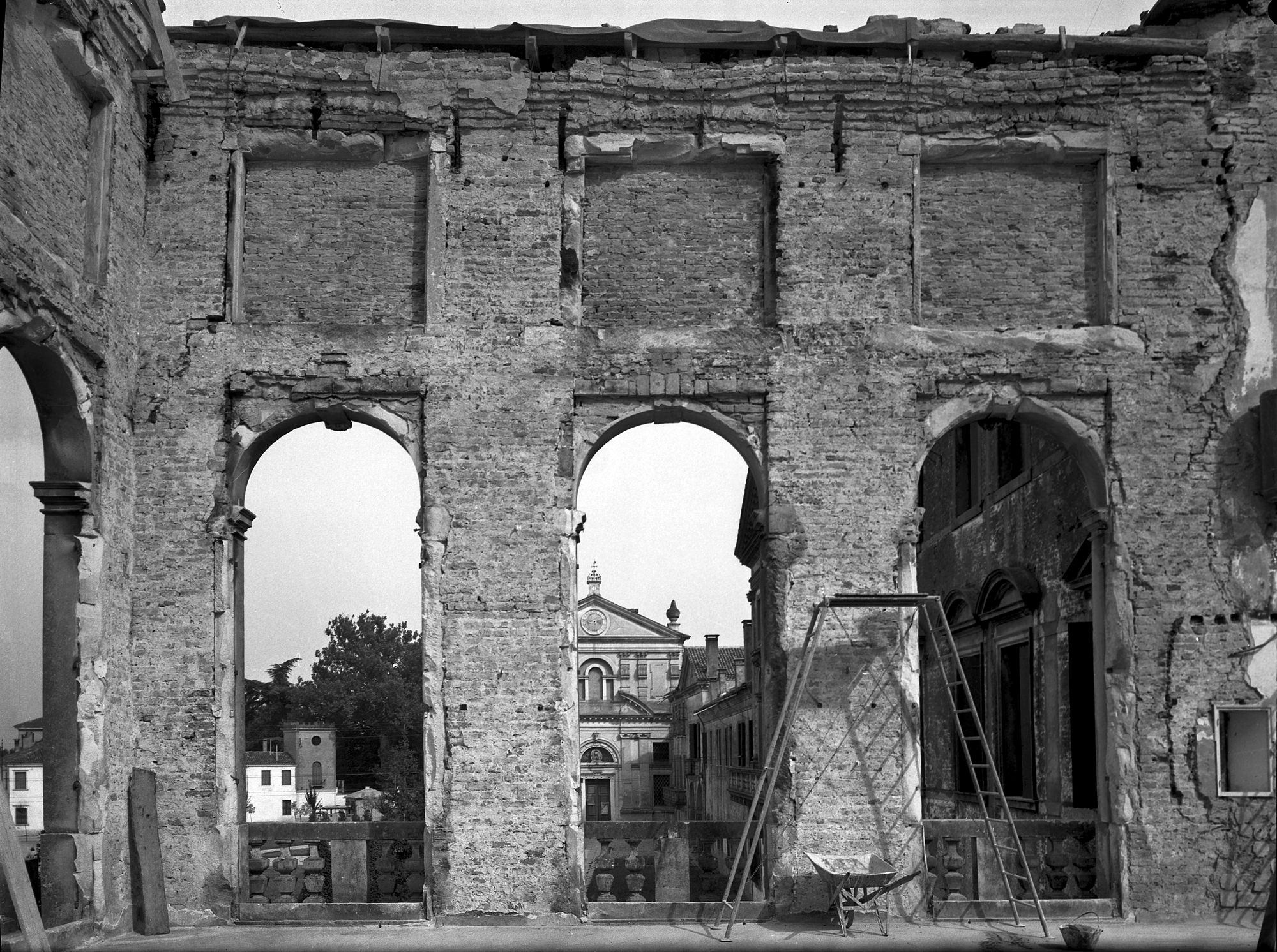 Palazzo Widman. Particolare del salone dopo l' incendio (negativo) di Gabinetto fotografico (XX)