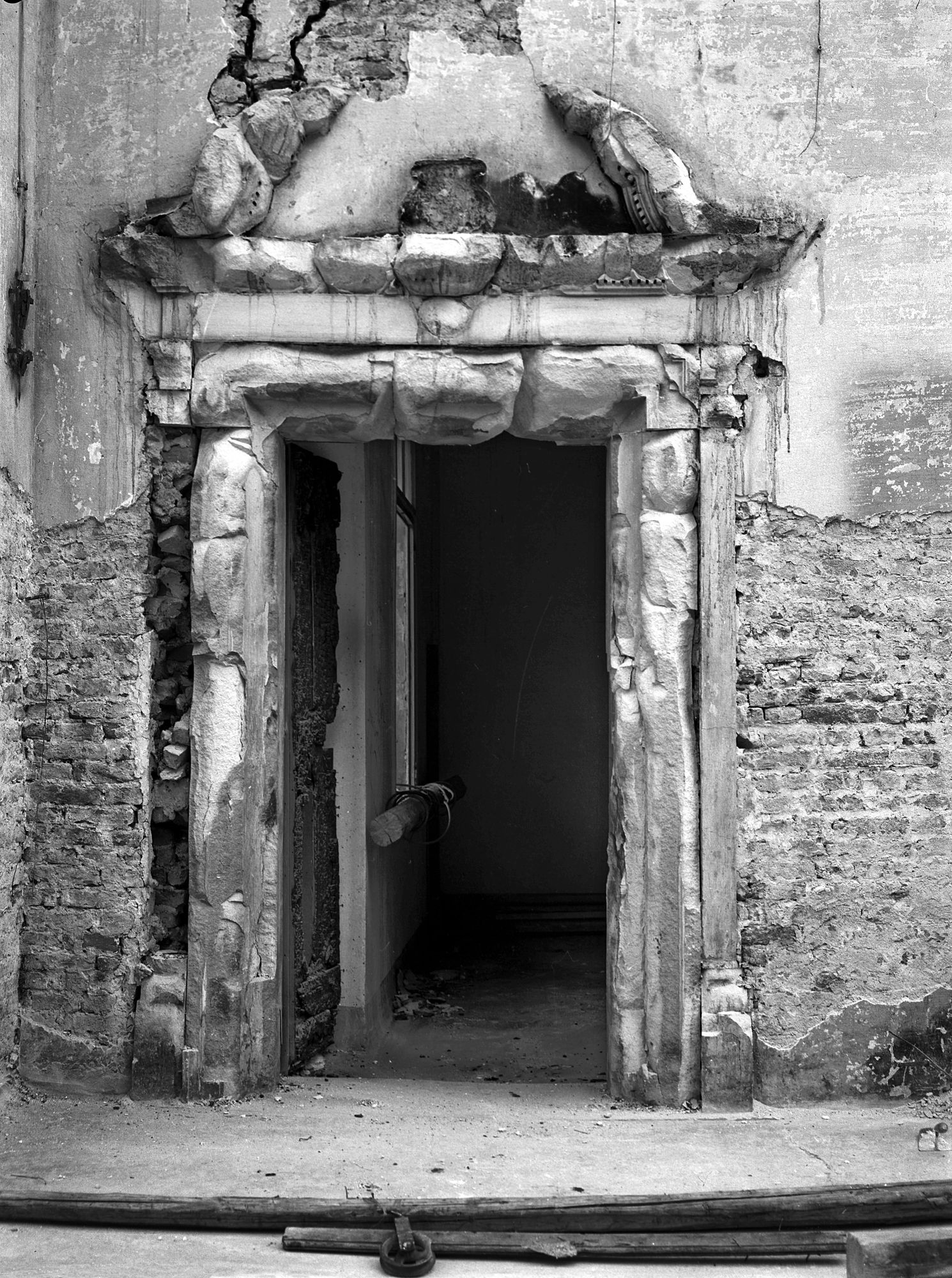 Palazzo Widman. Un portale del salone dopo l' incendio (negativo) di Gabinetto fotografico (XX)