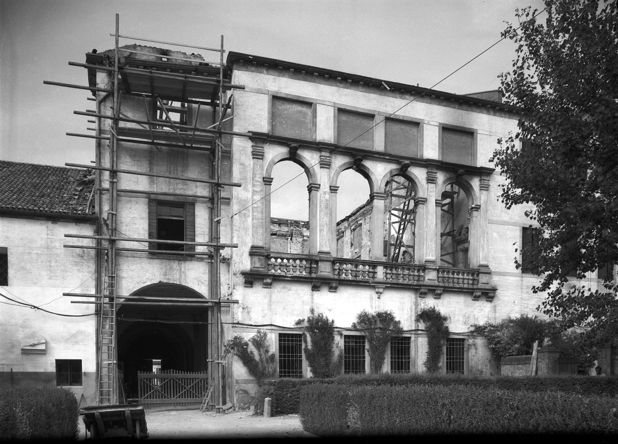 Palazzo Widman. Particolare della retrofacciata dopo l' incendio (negativo) di Gabinetto fotografico (XX)