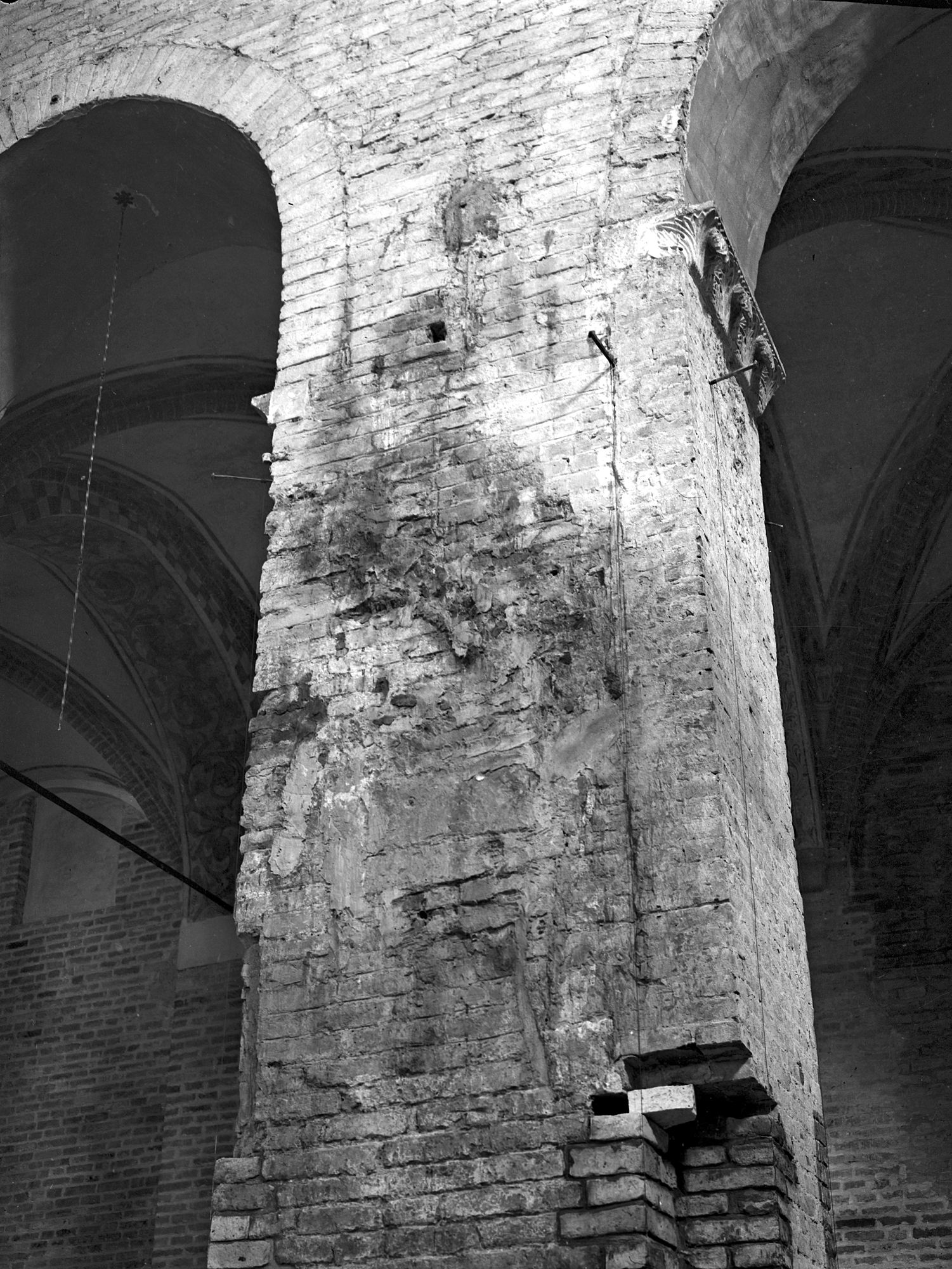 Chiesa Santa Sofia. Traccia di archetto in una colonna a muratura (negativo) di Gabinetto fotografico (XX)