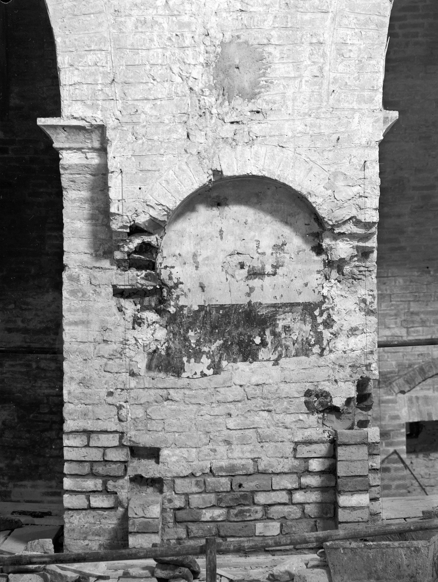 Chiesa Santa Sofia. Resti di archetto in una colonna a muratura (negativo) di Gabinetto fotografico (XX)