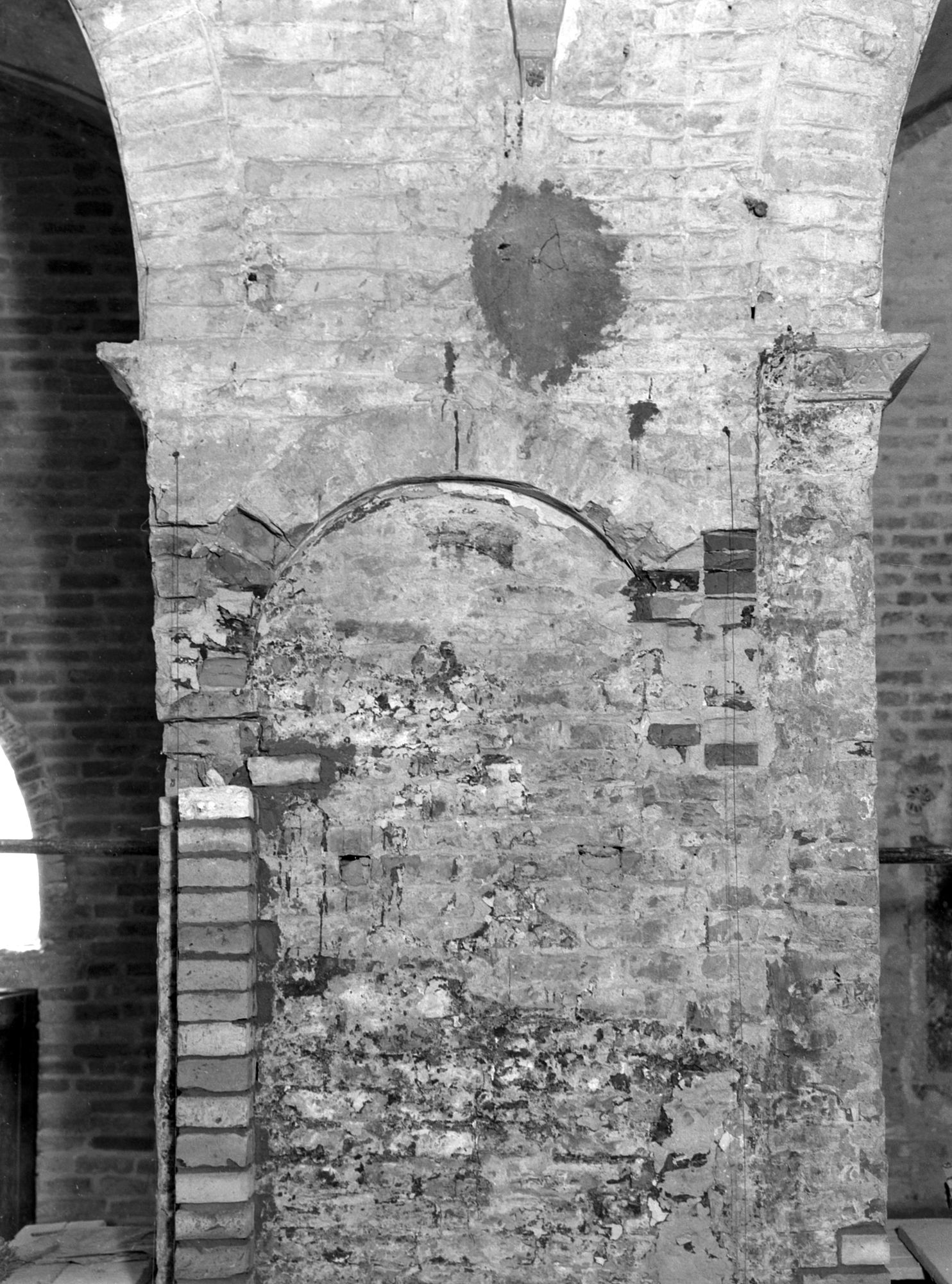 Chiesa Santa Sofia. Resti di archetto in una colonna a muratura (negativo) di Gabinetto fotografico (XX)