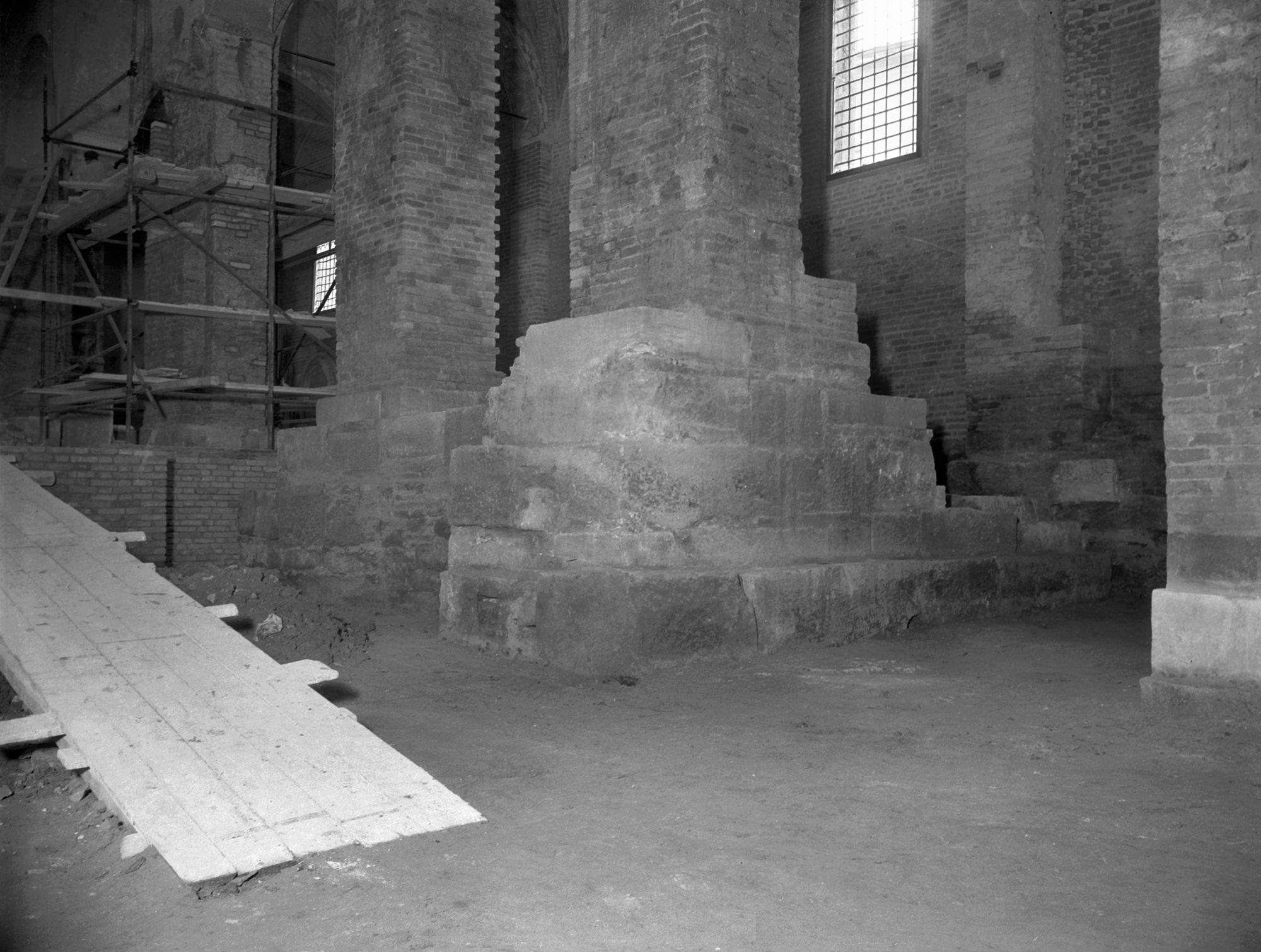 Chiesa Santa Sofia. Particolare delle fondazioni (negativo) di Gabinetto fotografico (XX)