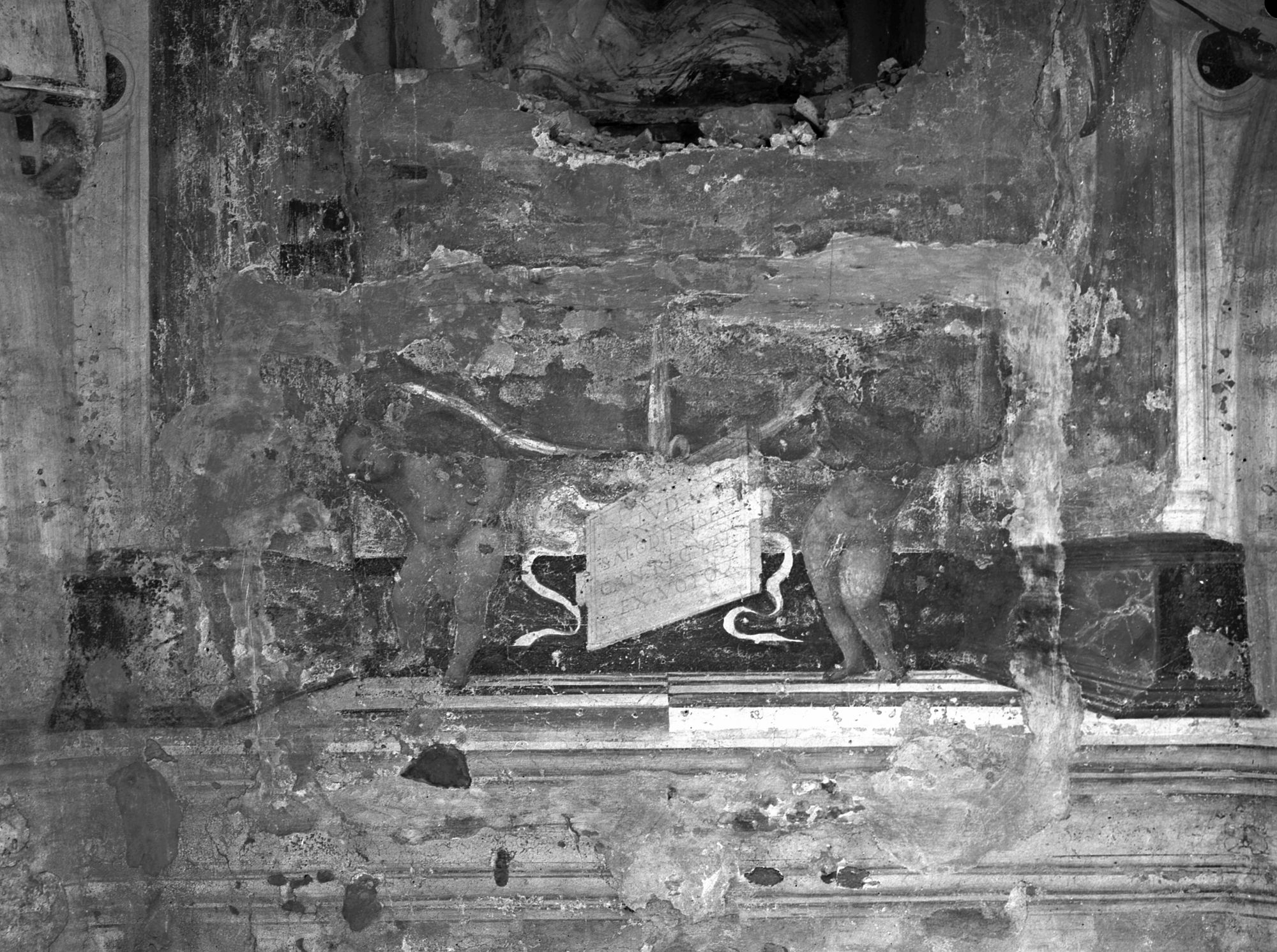 Villa Viola ora Parco La Rocca. Particolari Angioletti con cartiglio (negativo) di Gabinetto fotografico (XX)