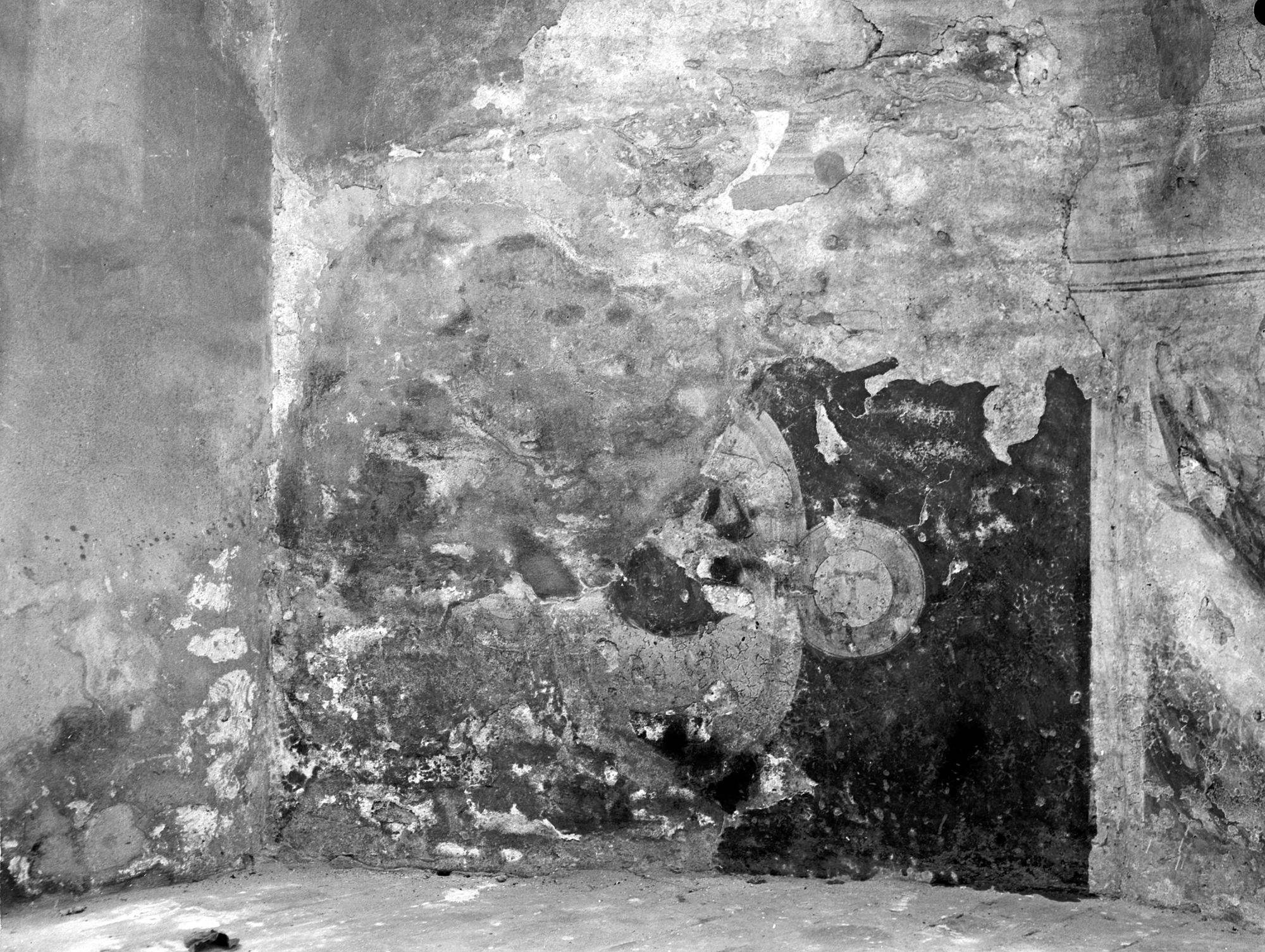 Villa Viola ora Parco La Rocca. Particolare del basamento affrescato (negativo) di Gabinetto fotografico (XX)