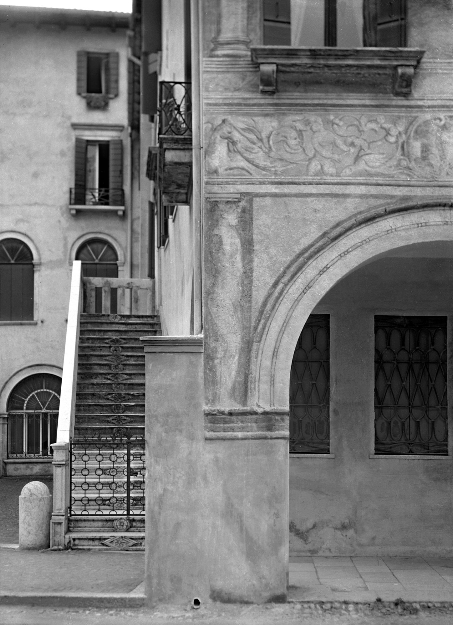 Casa Fabrizi. Particolare della facciata (negativo) di Gabinetto fotografico (XX)