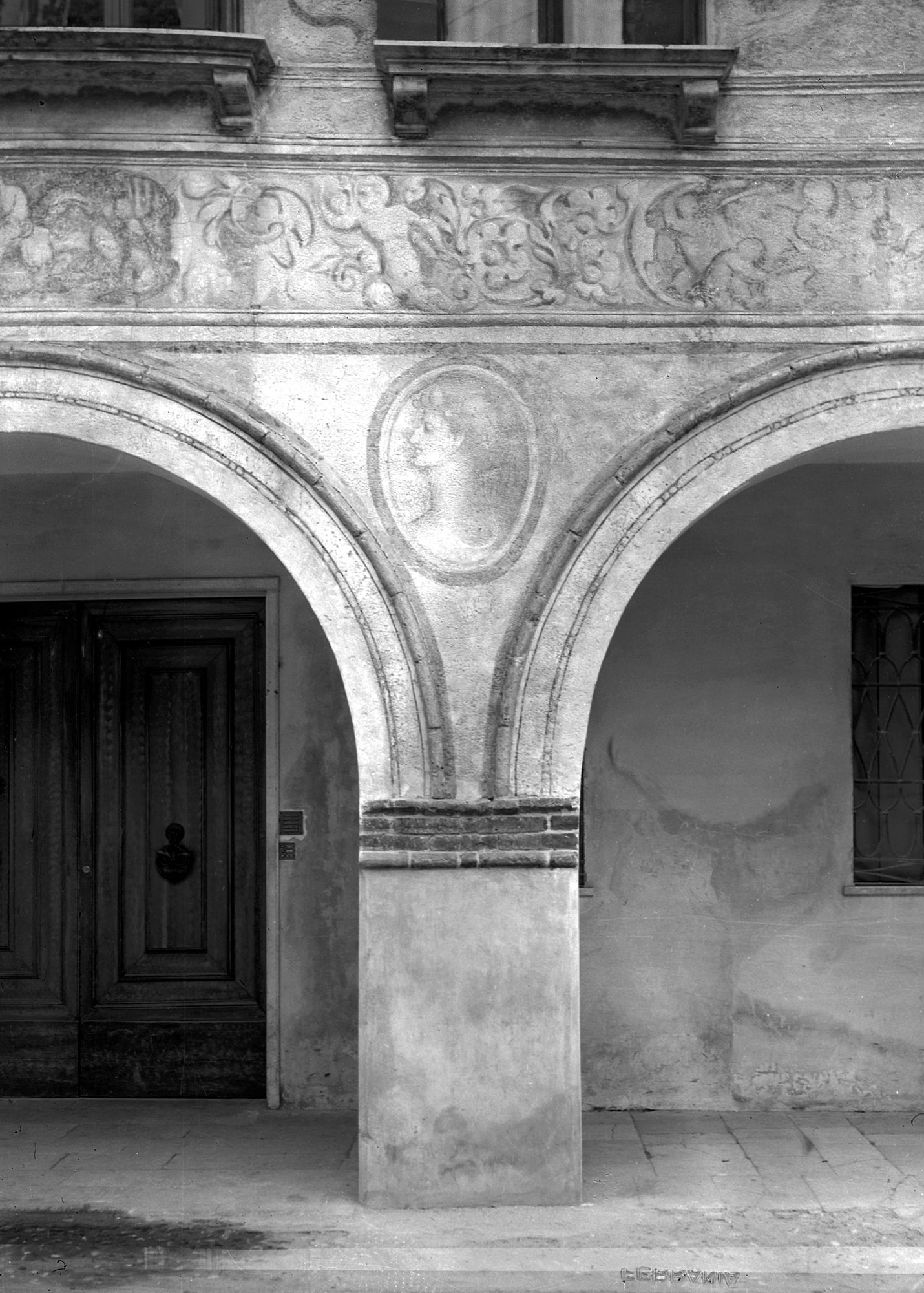 Casa Fabrizi. Particolare della facciata (negativo) di Gabinetto fotografico (XX)