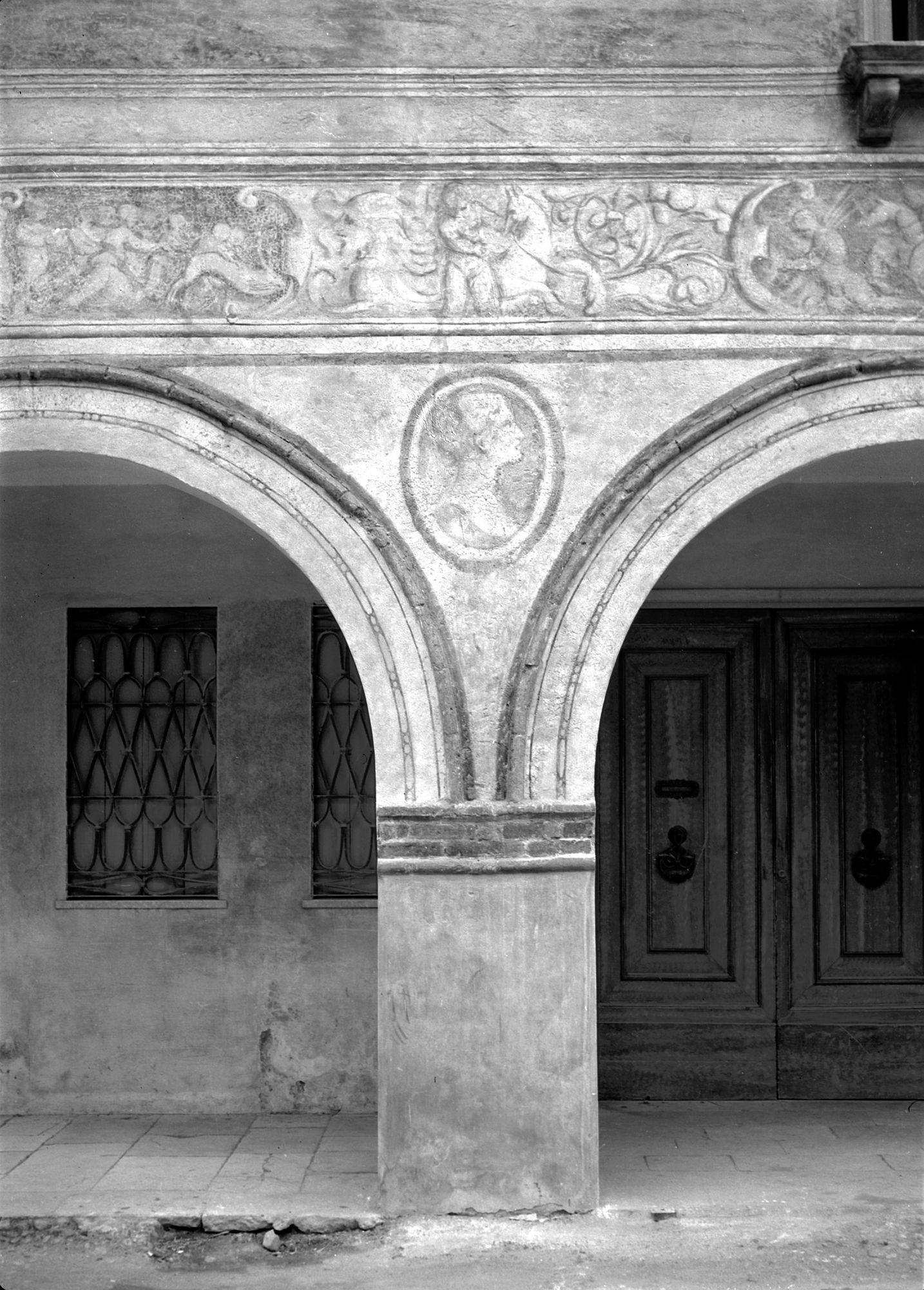 Casa Fabrizi. Particolare della facciata (negativo) di Gabinetto fotografico (XX)