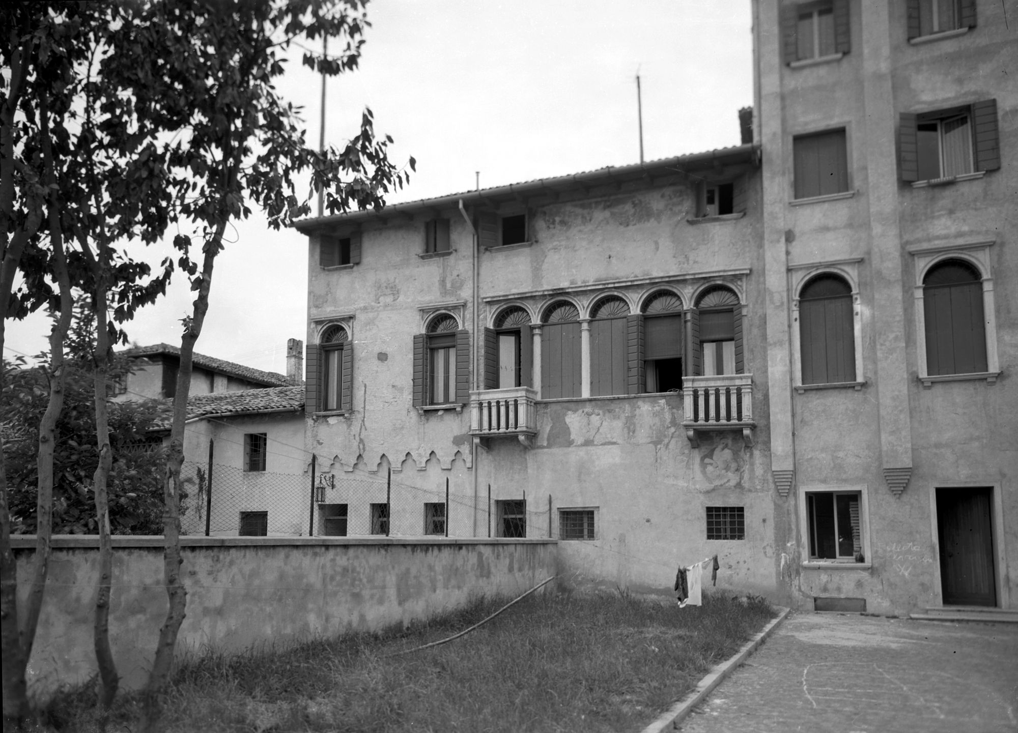 Casa Fabrizi. La retrofacciata (negativo) di Gabinetto fotografico (XX)