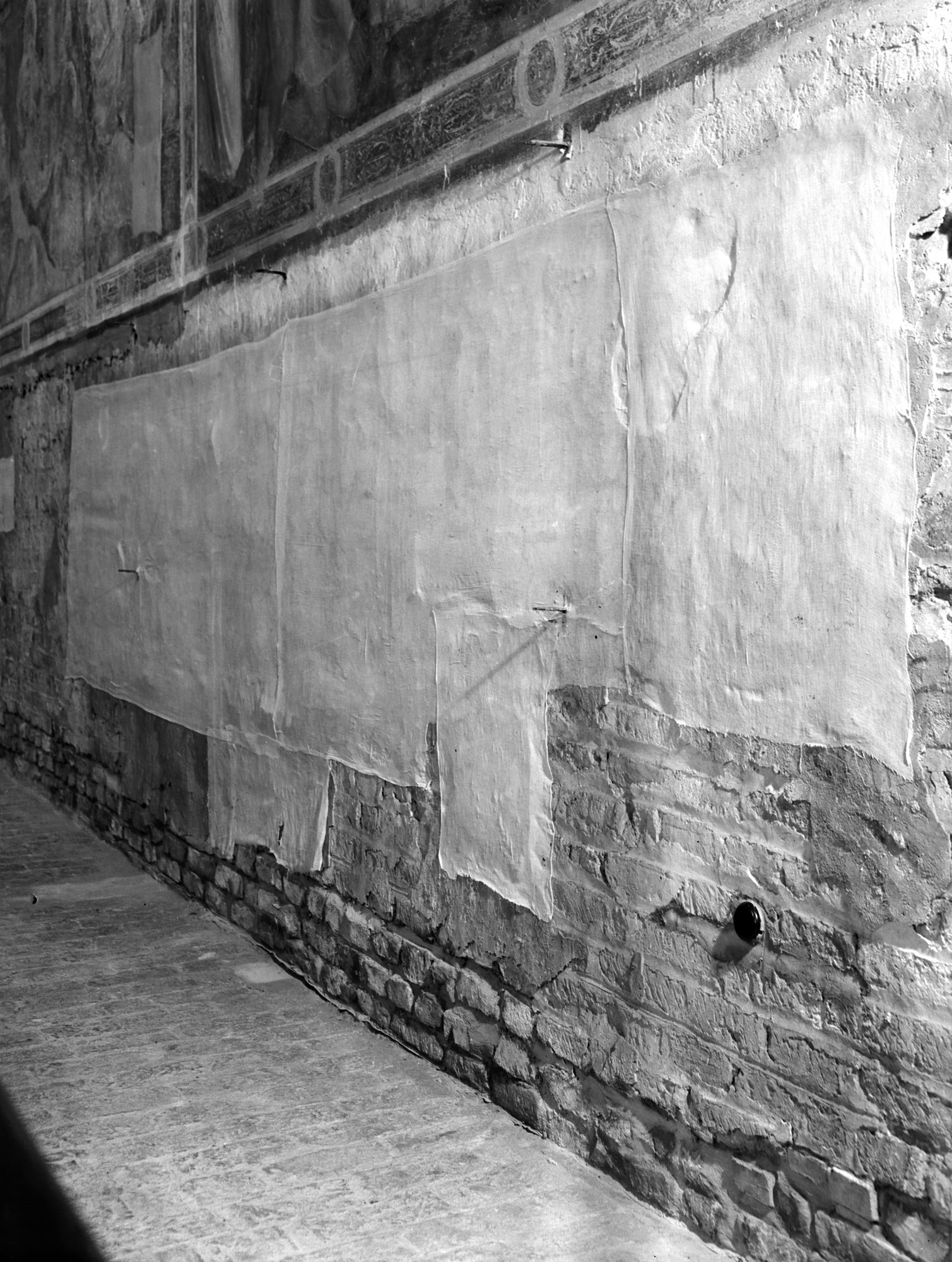 Battistero del Duomo. Affreschi ricoperti da veli e basamento della muratura (negativo) di Gabinetto fotografico (XX)