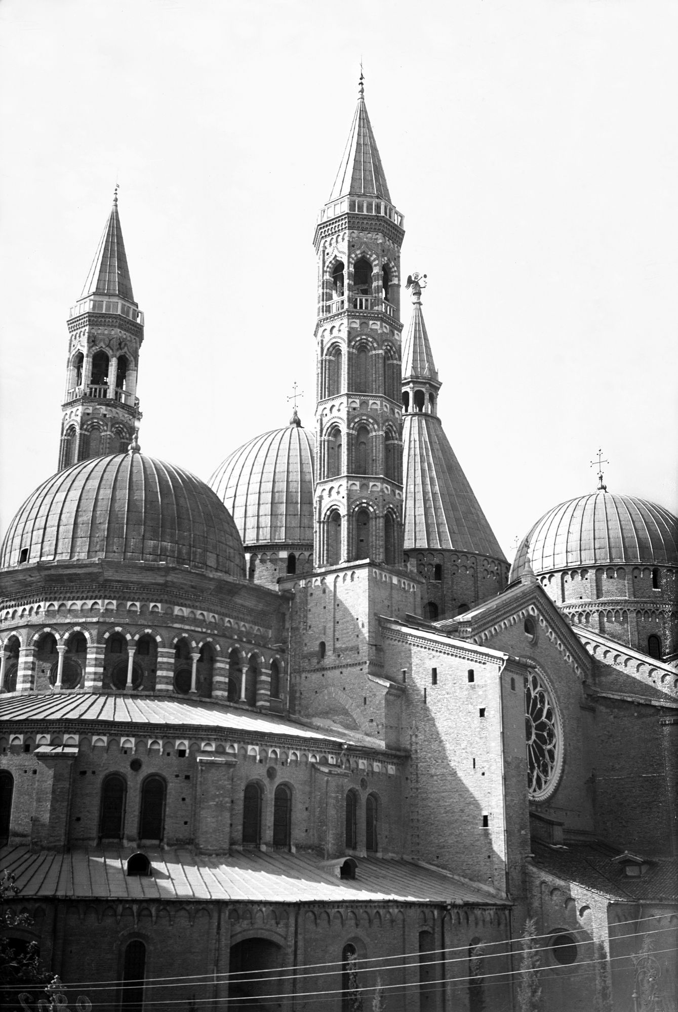 Chiesa del Santo. La facciata e particolari (negativo) di Gabinetto fotografico (XX)