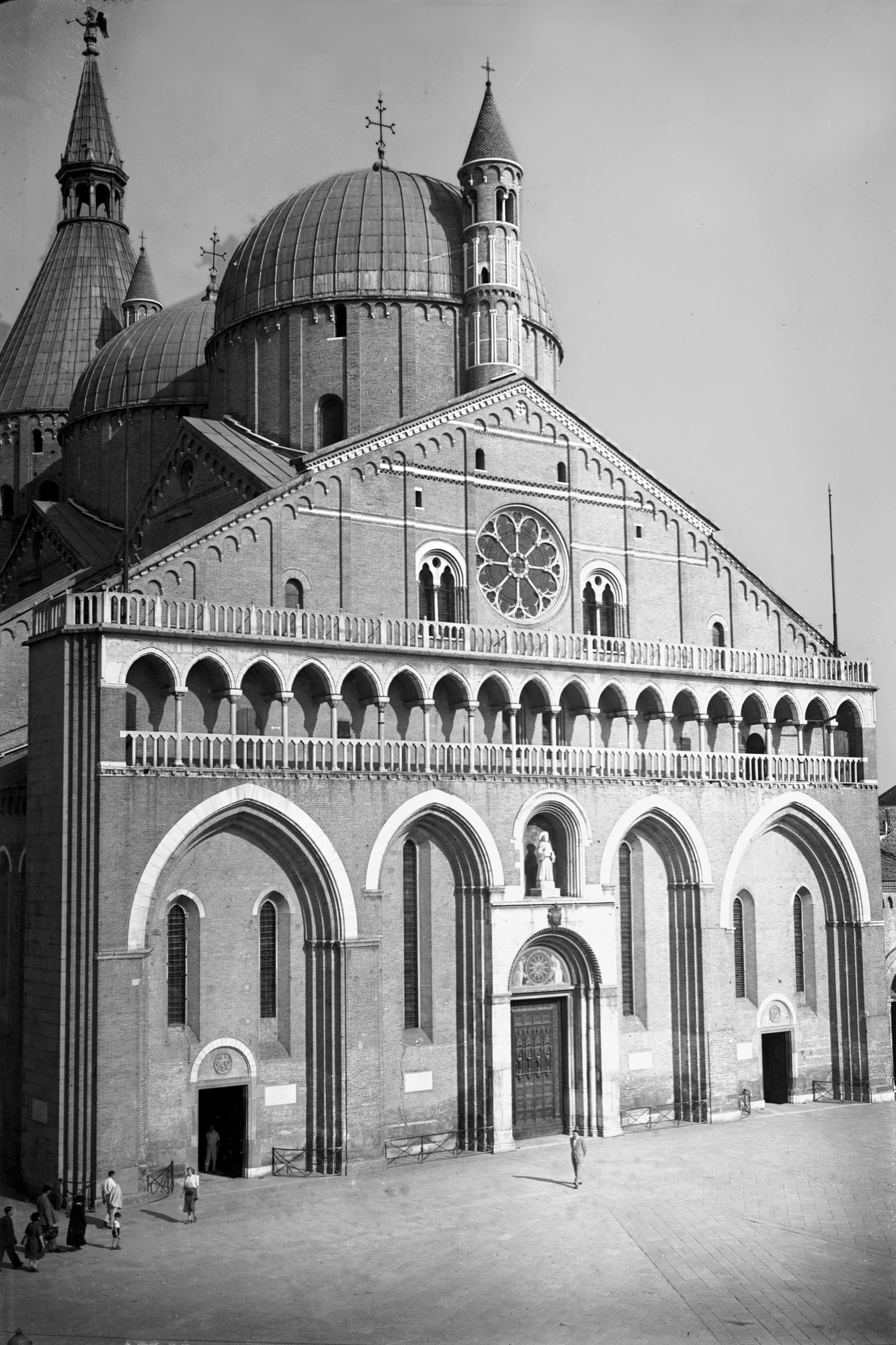 Chiesa del Santo. La facciata e particolari (negativo) di Gabinetto fotografico (XX)