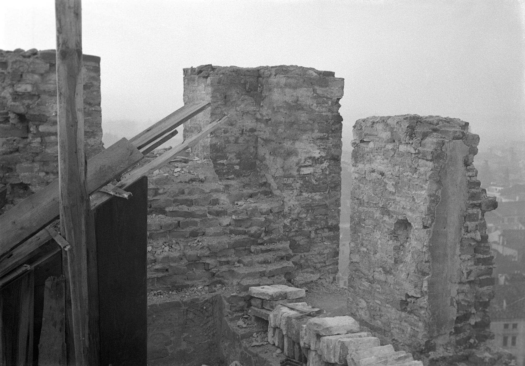 Torre degli anziani. Aspetti esterni e delle muraglie (negativo) di Gabinetto fotografico (XX)